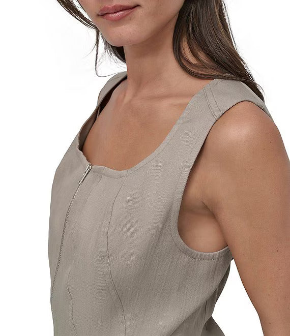 SLEEVELESS ZIP FRONT SEAMED