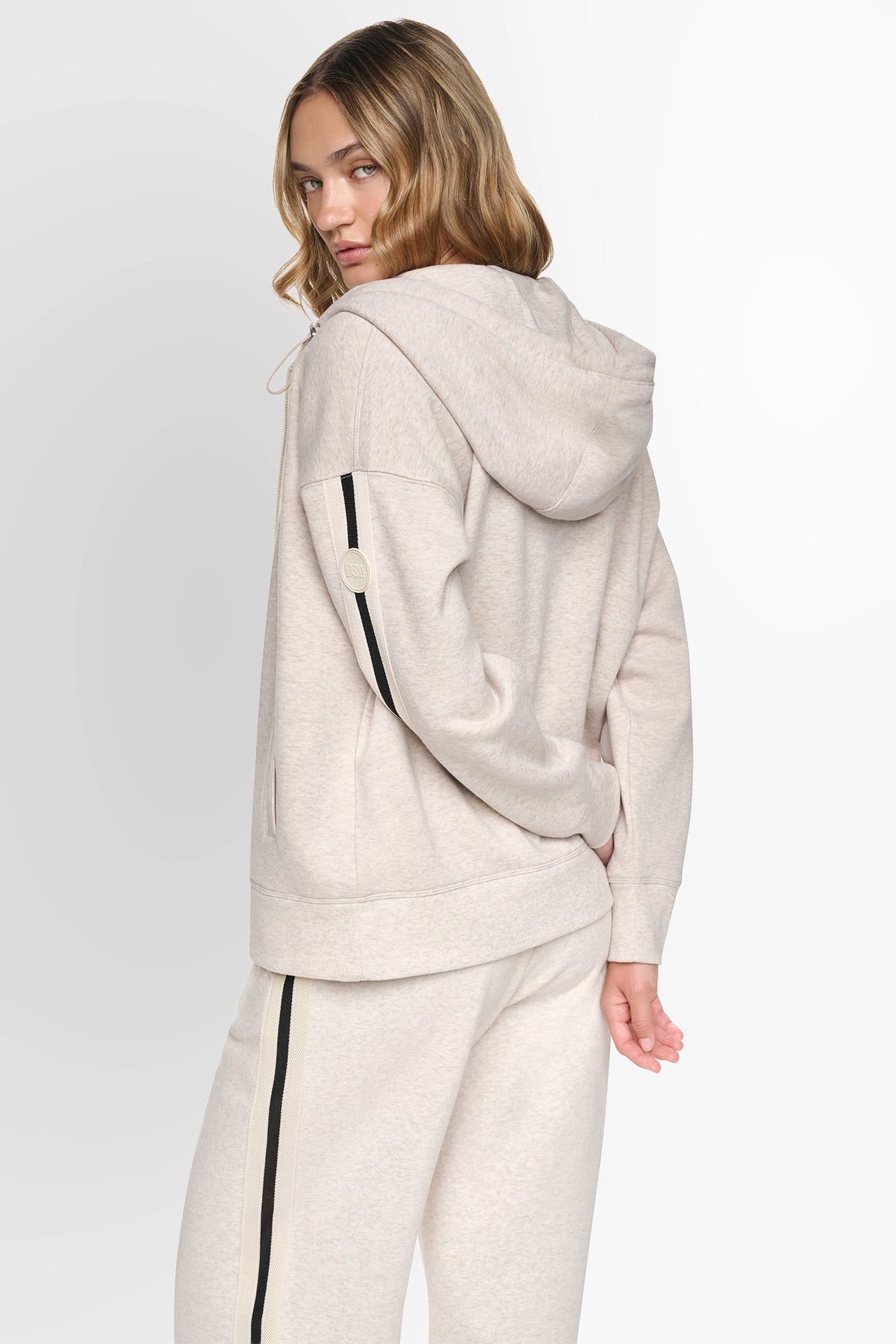 شريط DKNY المميز