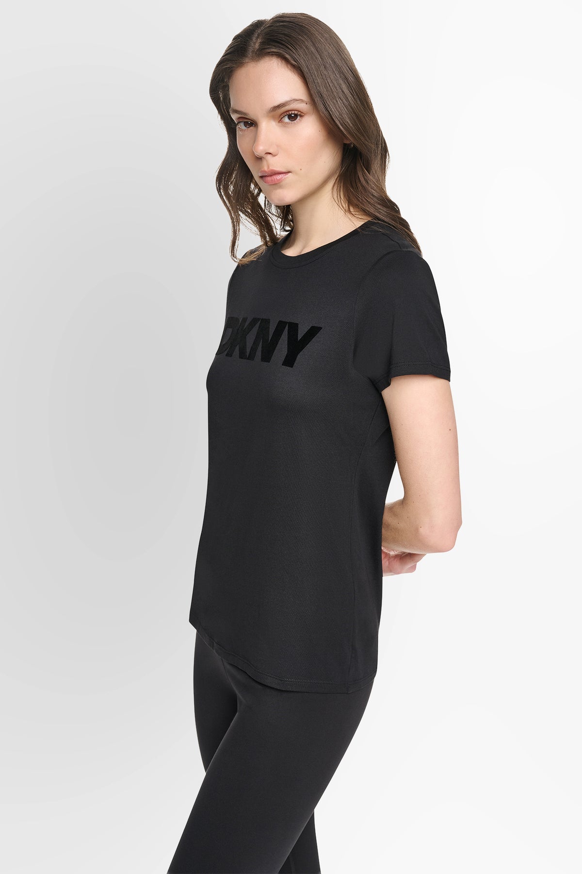 تيشيرت DKNY بشعار بملمس مخملي
