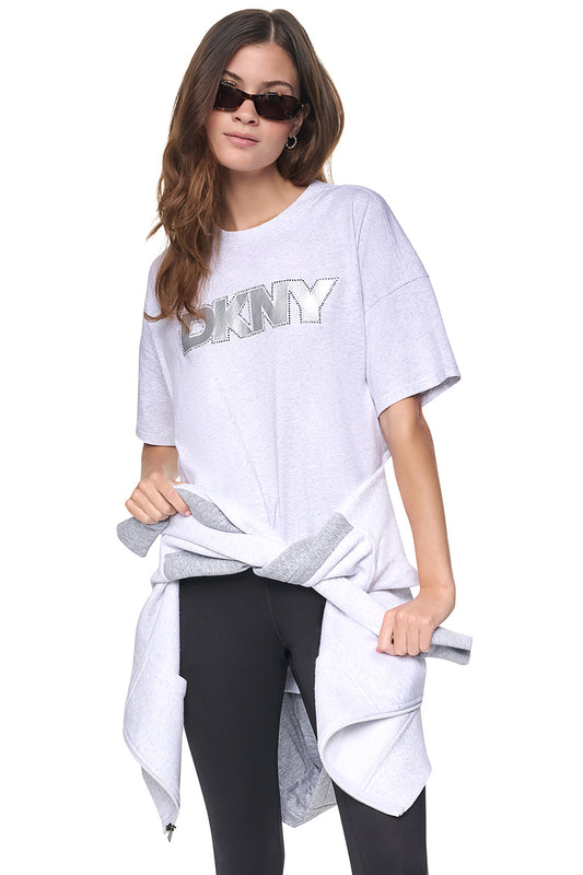 تيشيرت DKNY بشعار من رقائق معدنية بتأثير مهترئ