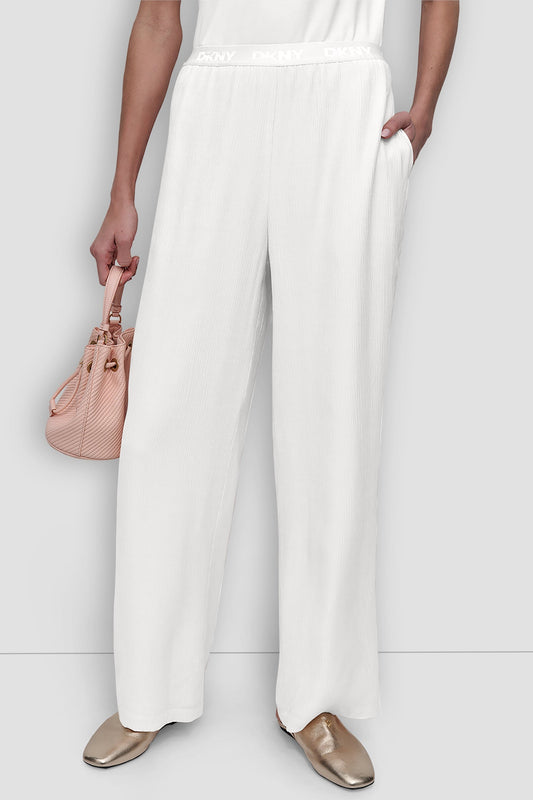 بنطال واسع الساقين مع شعار الماركة