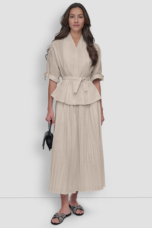 بلوزة بأكمام قصيرة وطيات وياقة على شكل حرف V