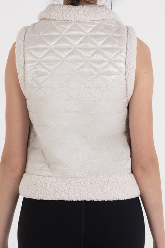 SLEEVELESS CROPPED QUILTED MOCK NECK PUFFER VEST WITH SHERPA