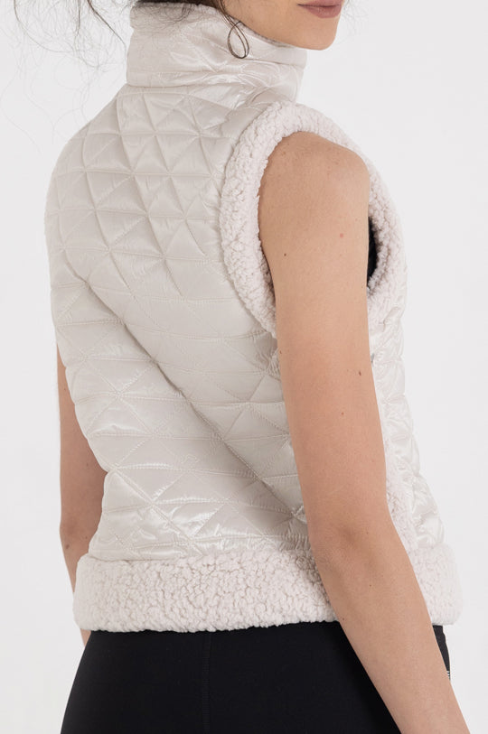 SLEEVELESS CROPPED QUILTED MOCK NECK PUFFER VEST WITH SHERPA