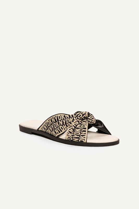 حذاء مسطح من واندا بو