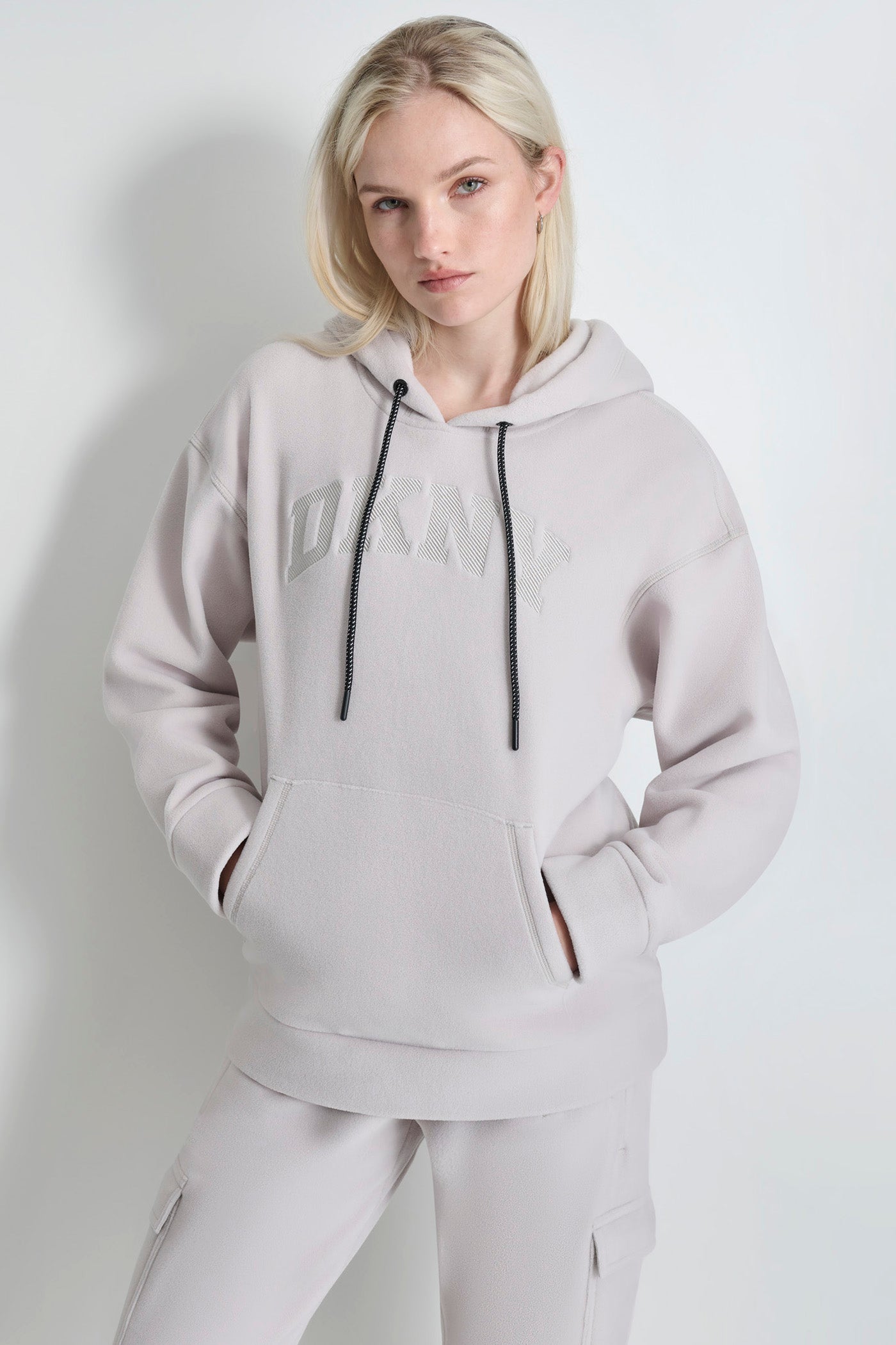 LONG SLEEVE HOODIE WITH KANGA POCKET AND VARSITY TWILL LOGO