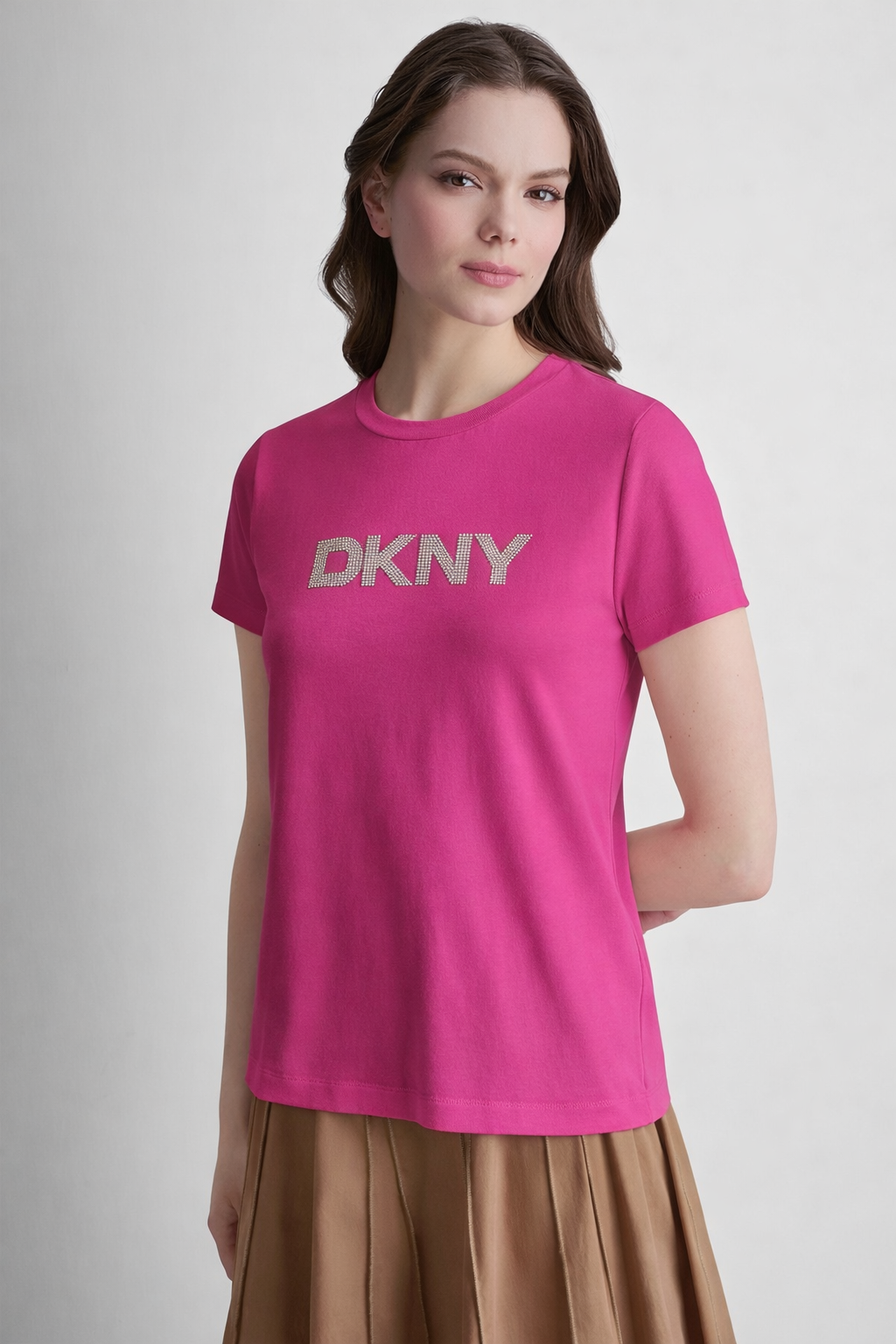 تيشيرت بأكمام قصيرة وشعار