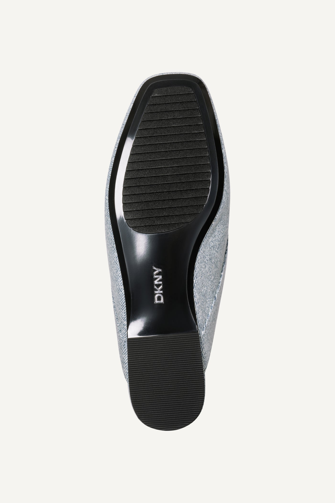 حذاء دلمار مفتوح من الخلف بقصة عريضة