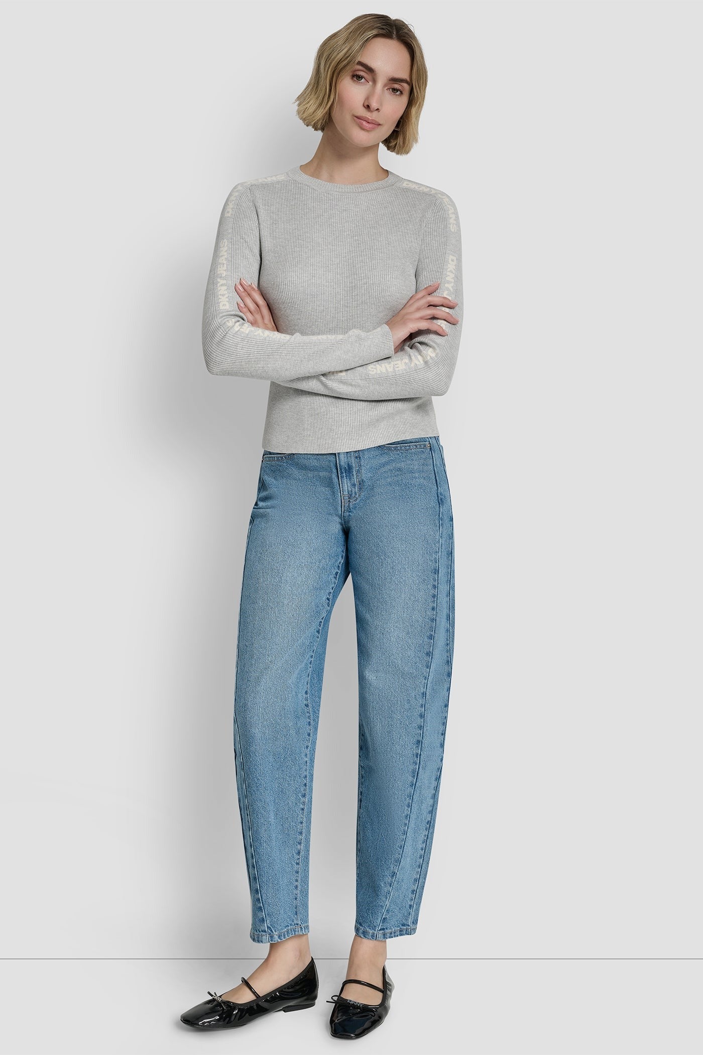 بلوزة بأكمام طويلة وشعار