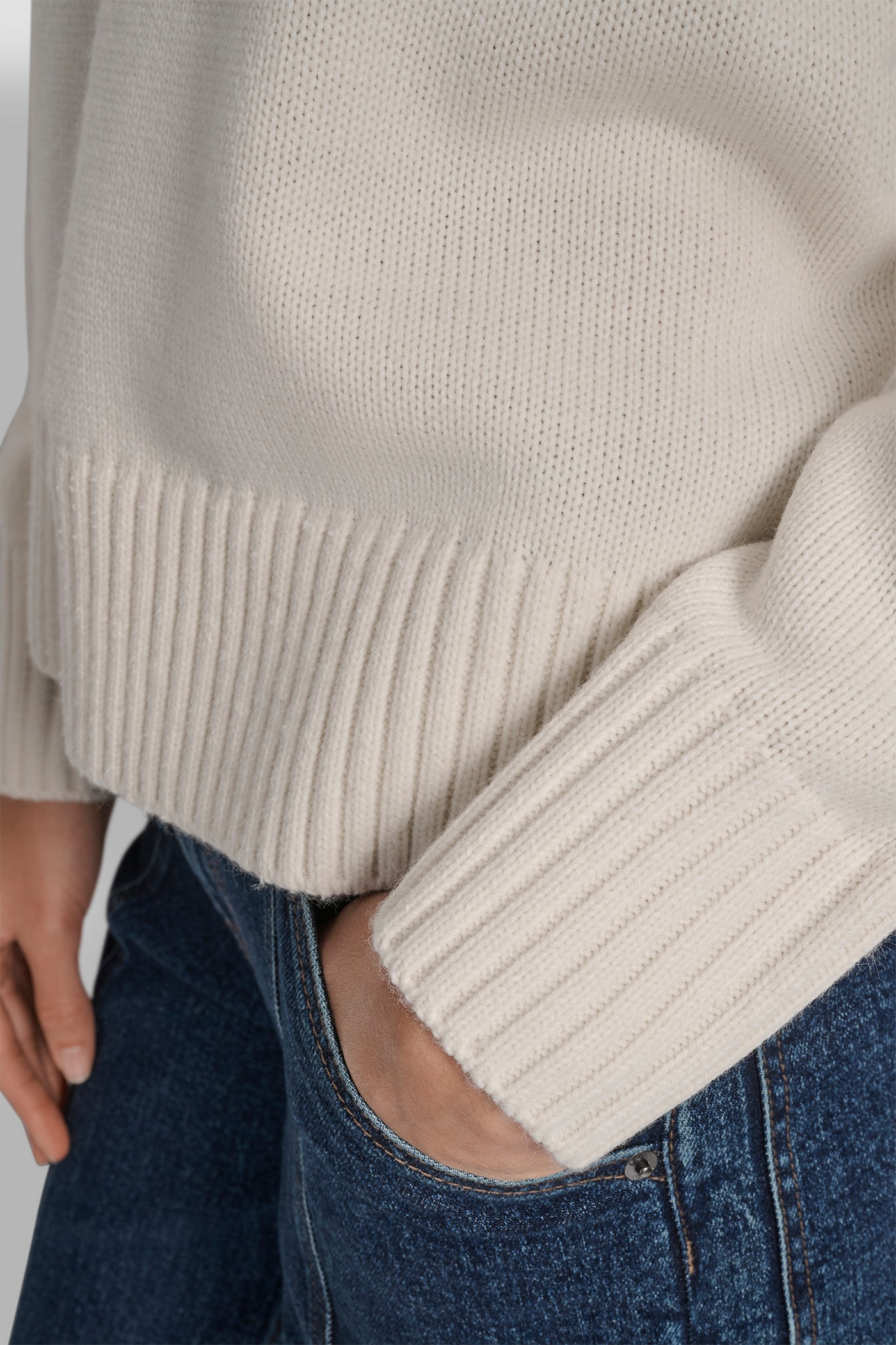 بلوفر بشعار مُحاك بتقنية إنتاريسا بياقة عالية