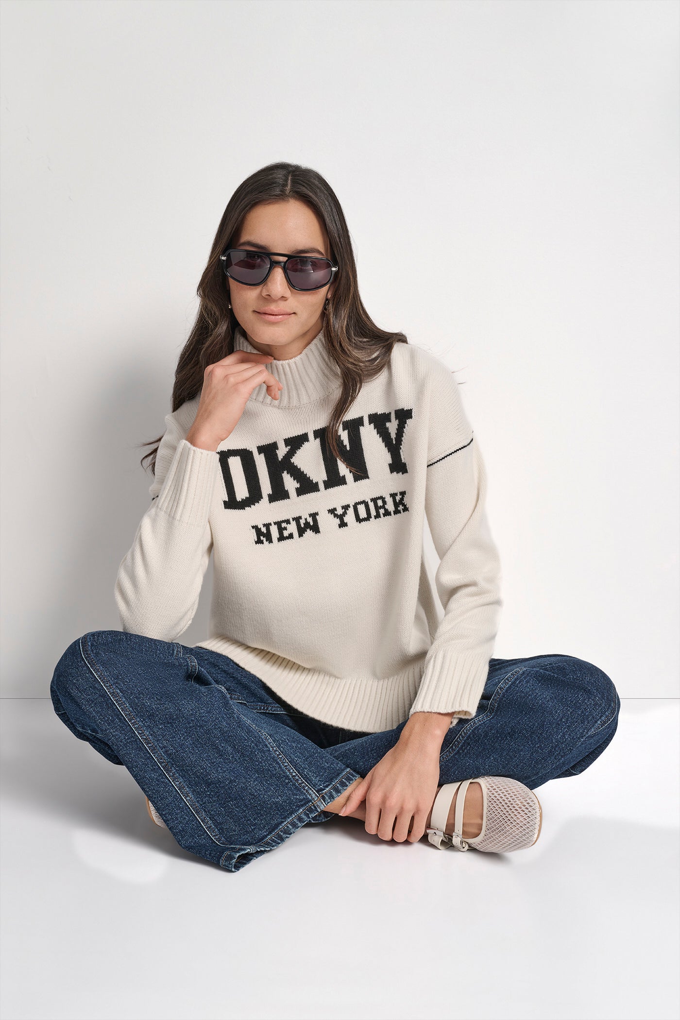 بلوفر بشعار مُحاك بتقنية إنتاريسا بياقة عالية