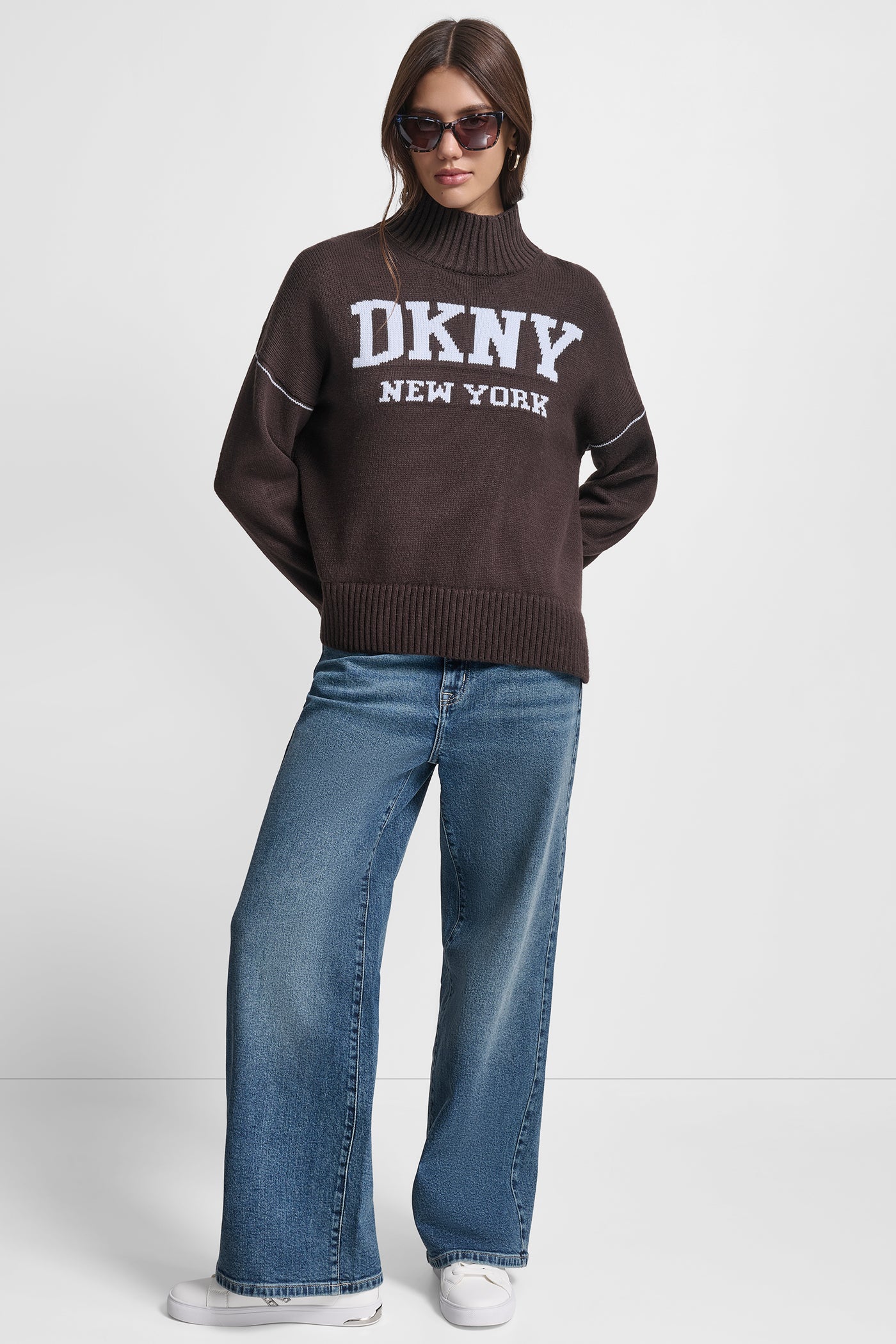 بلوفر بشعار مُحاك بتقنية إنتاريسا بياقة عالية