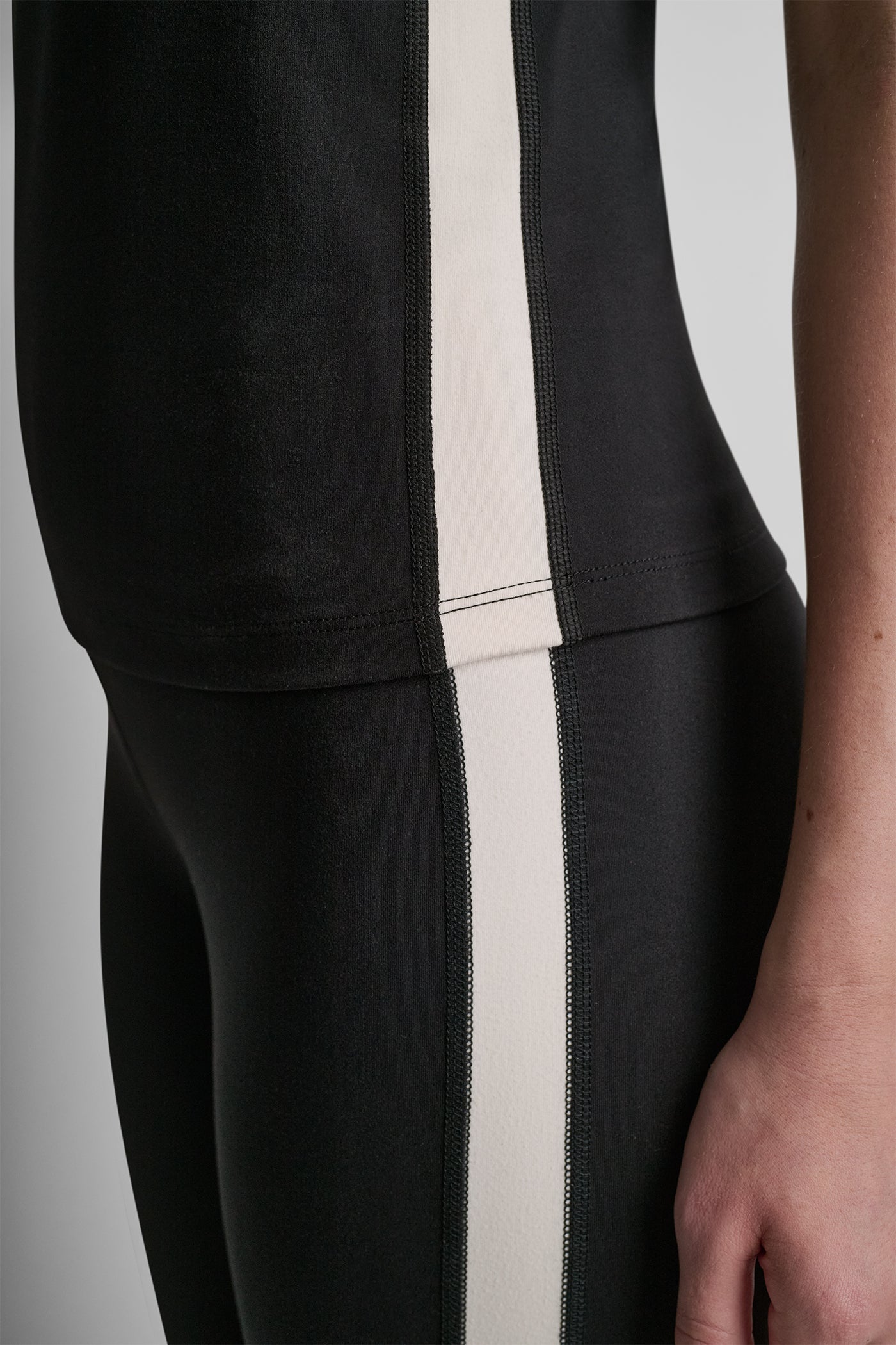 HIGH-RISE STRIPE FLARE LEGGING