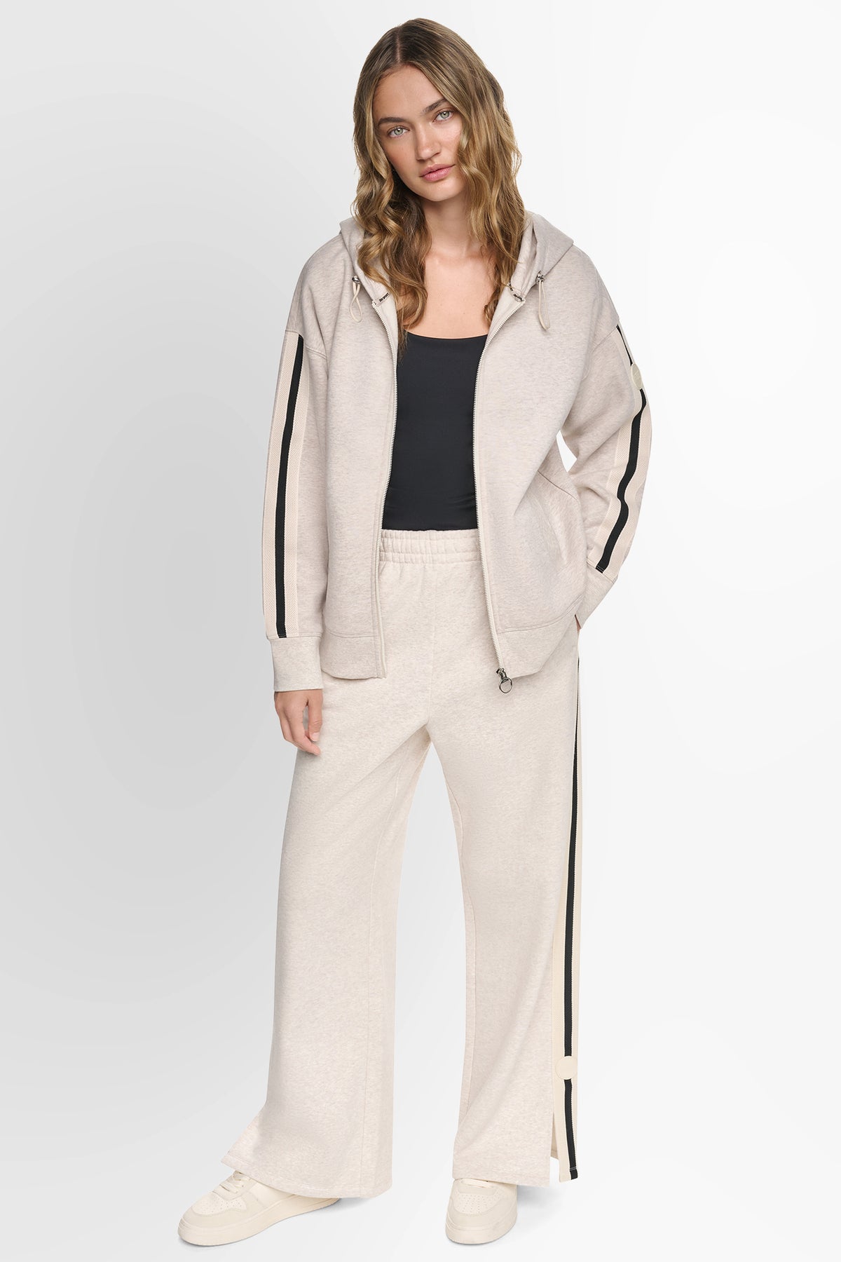 شريط DKNY المميز