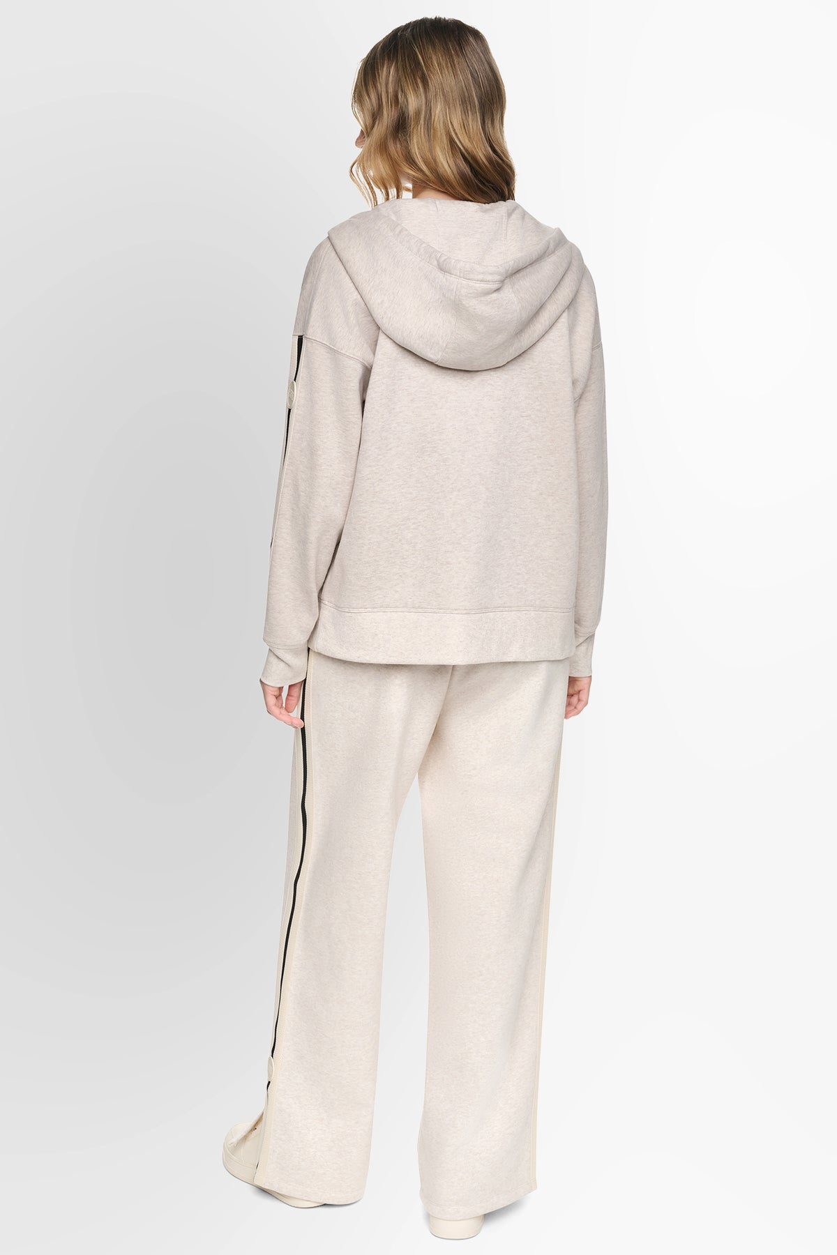 شريط DKNY المميز