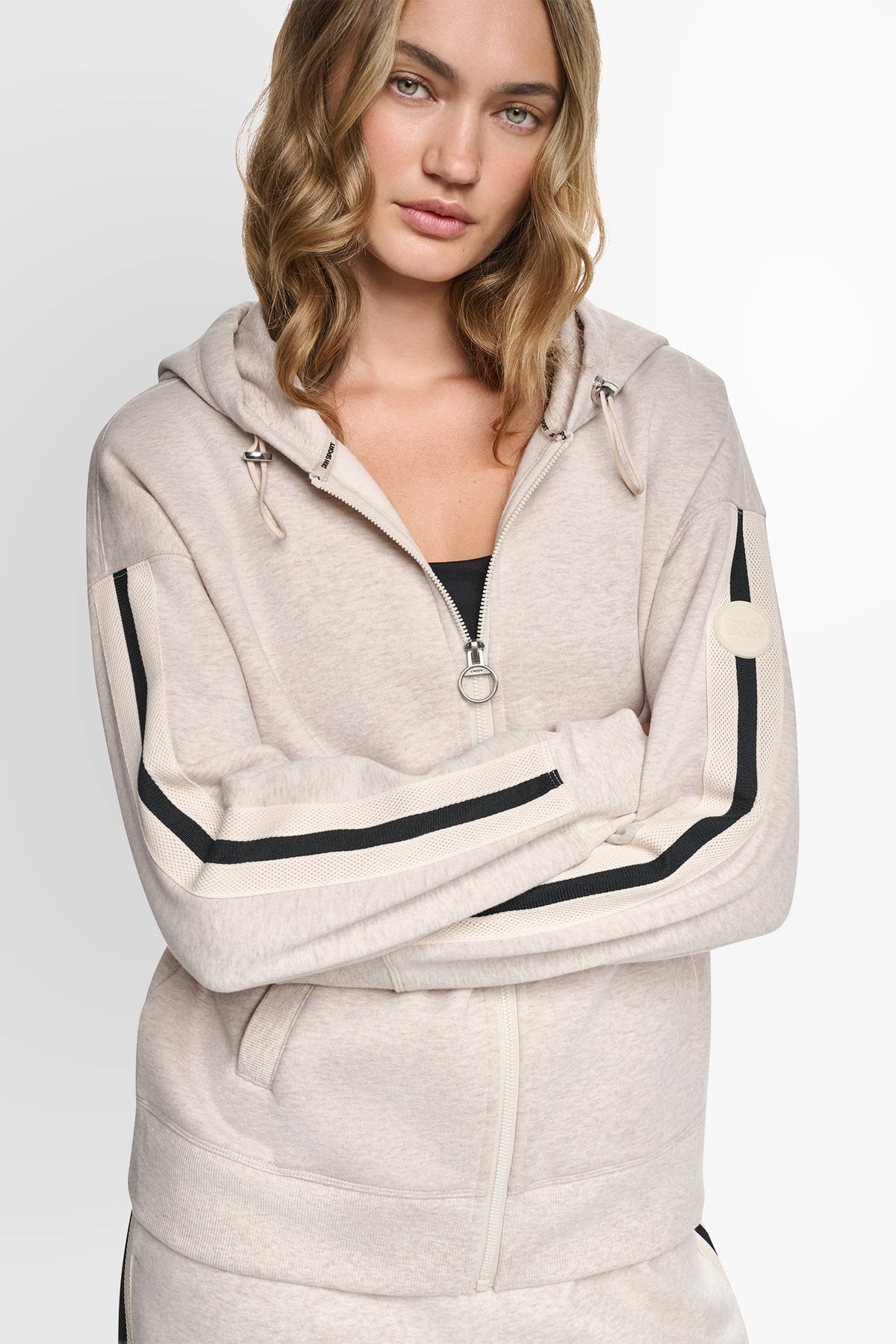 شريط DKNY المميز