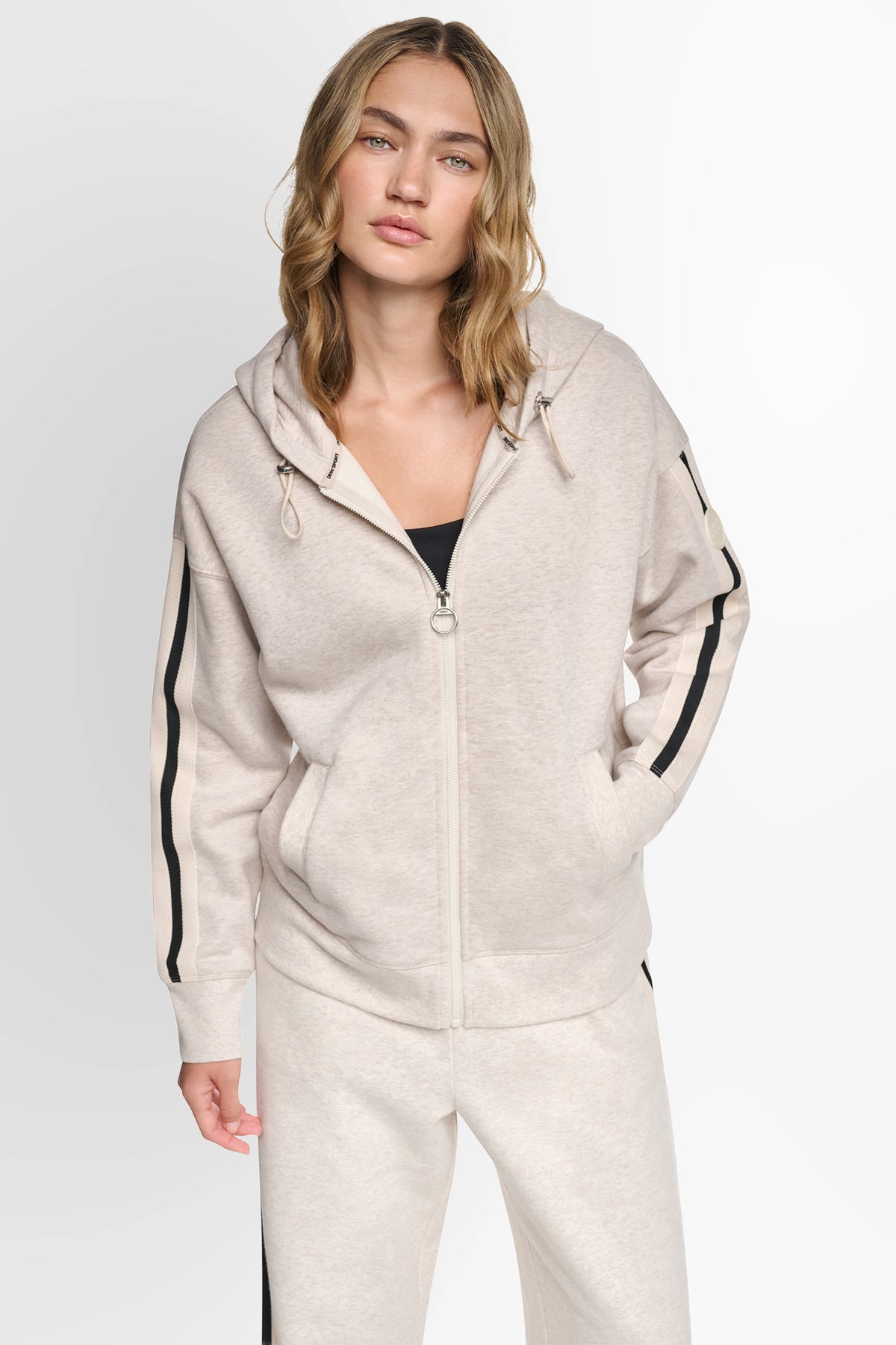 شريط DKNY المميز