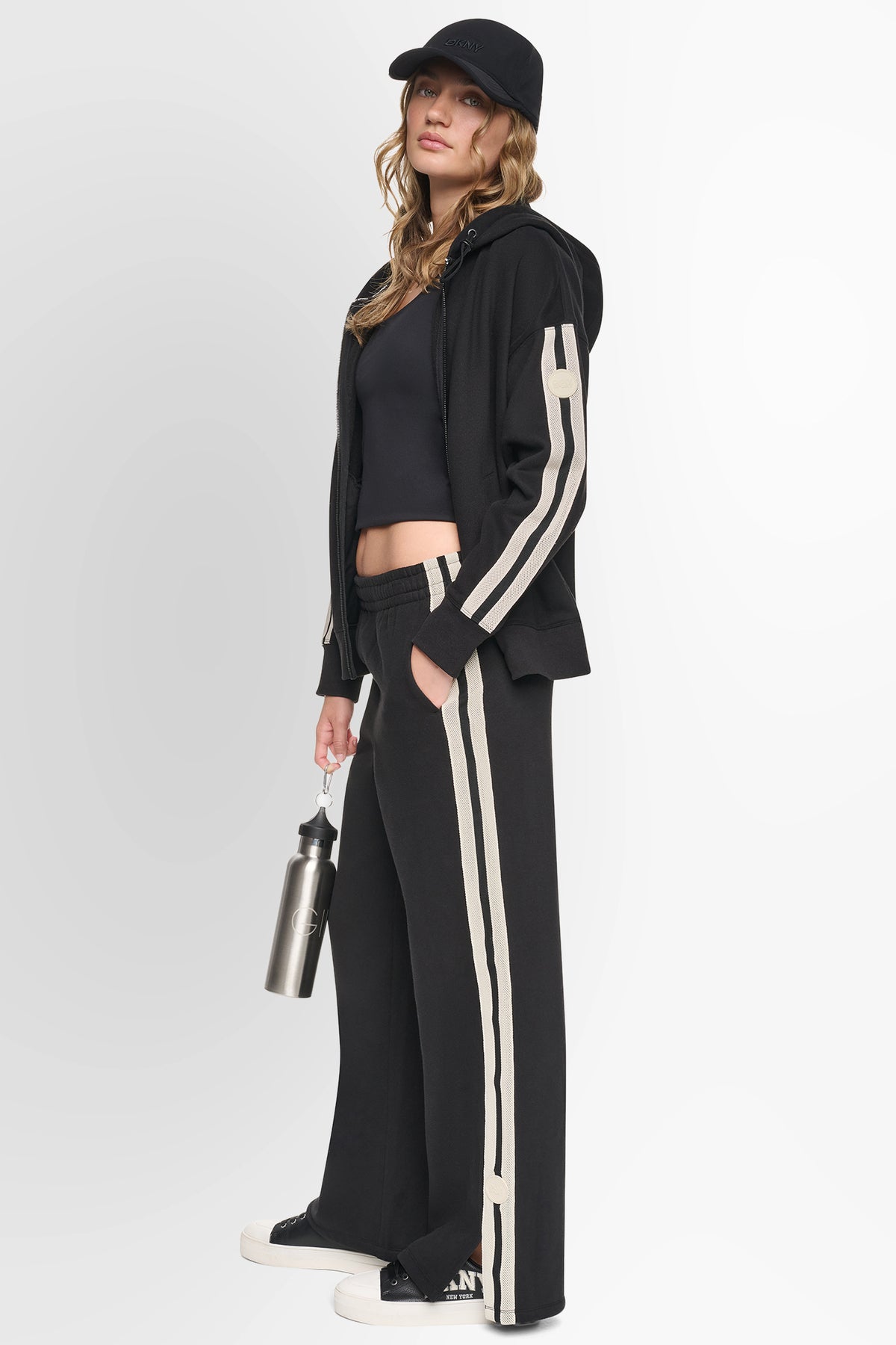شريط DKNY المميز