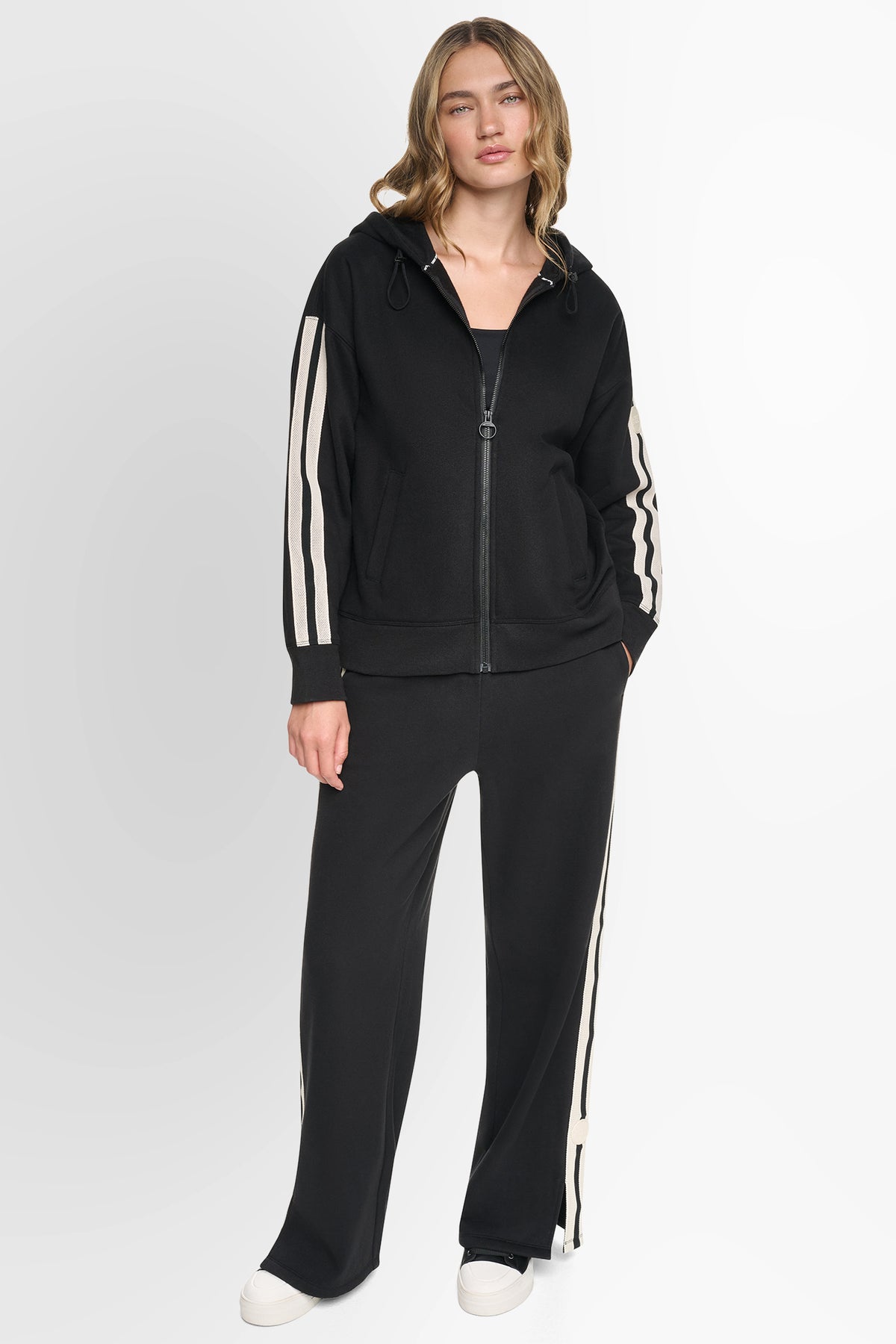 شريط DKNY المميز