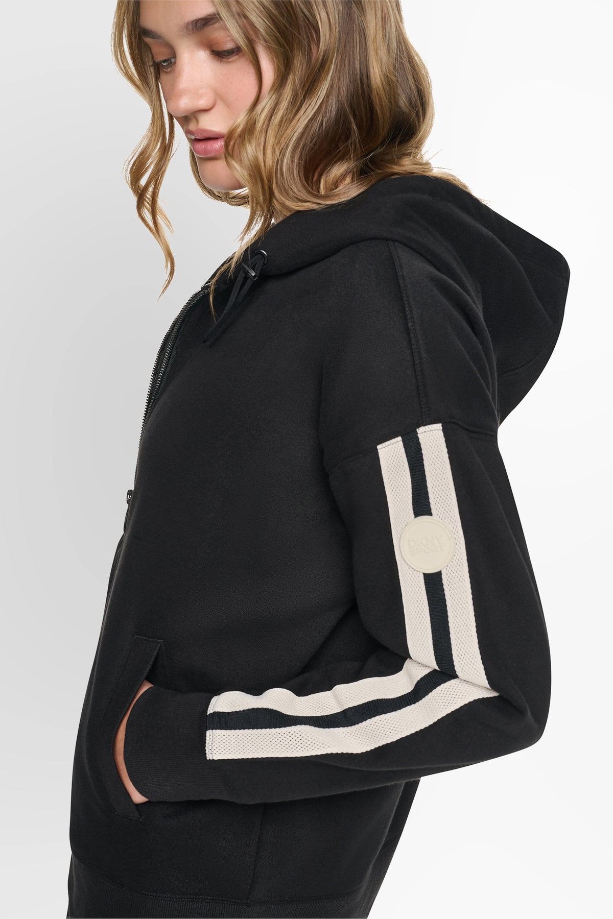 شريط DKNY المميز