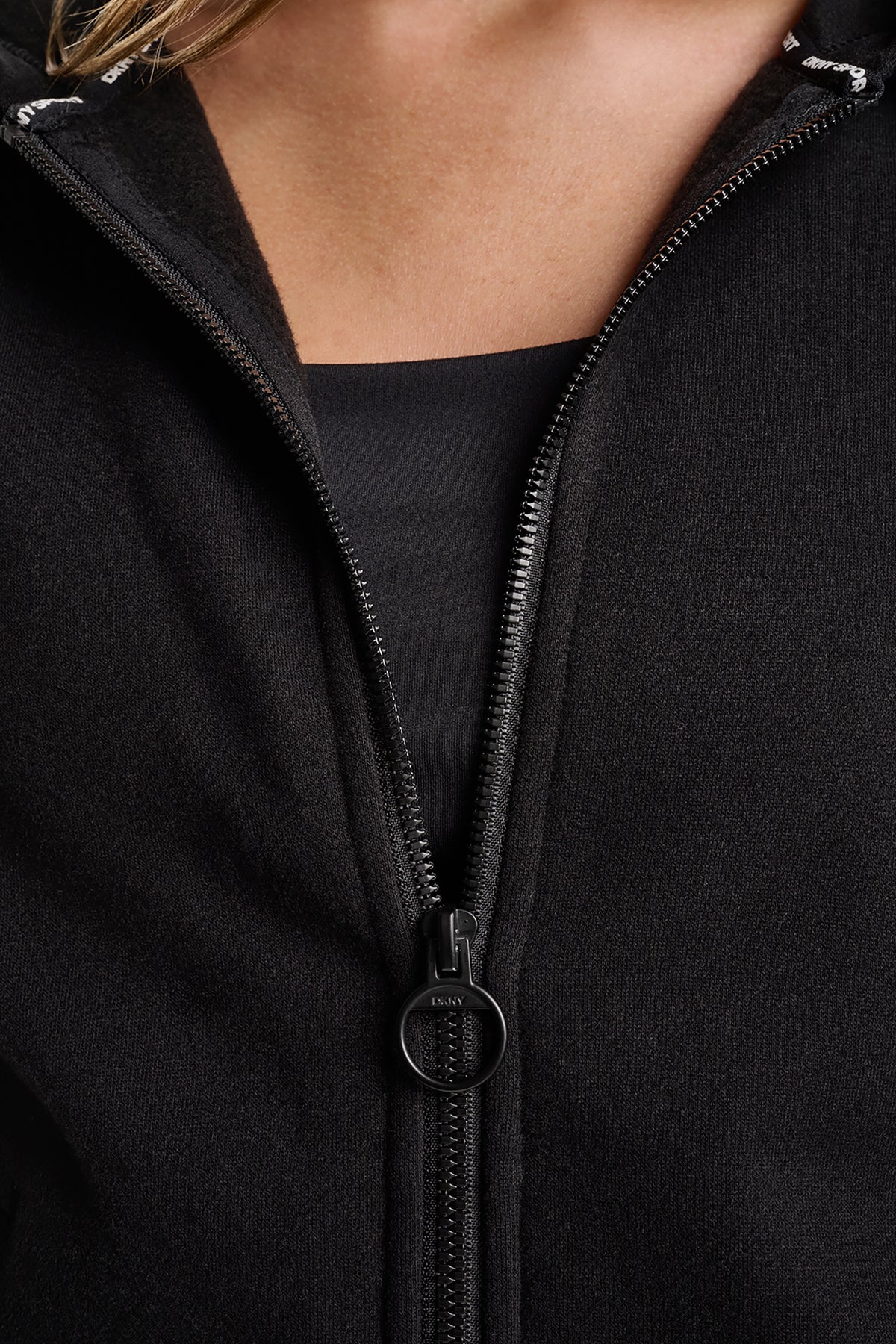 شريط DKNY المميز