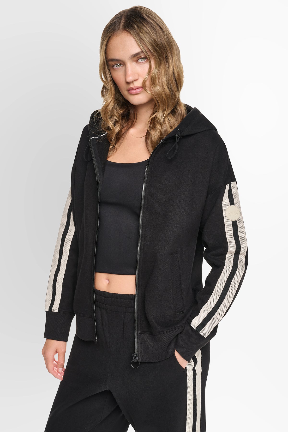 شريط DKNY المميز