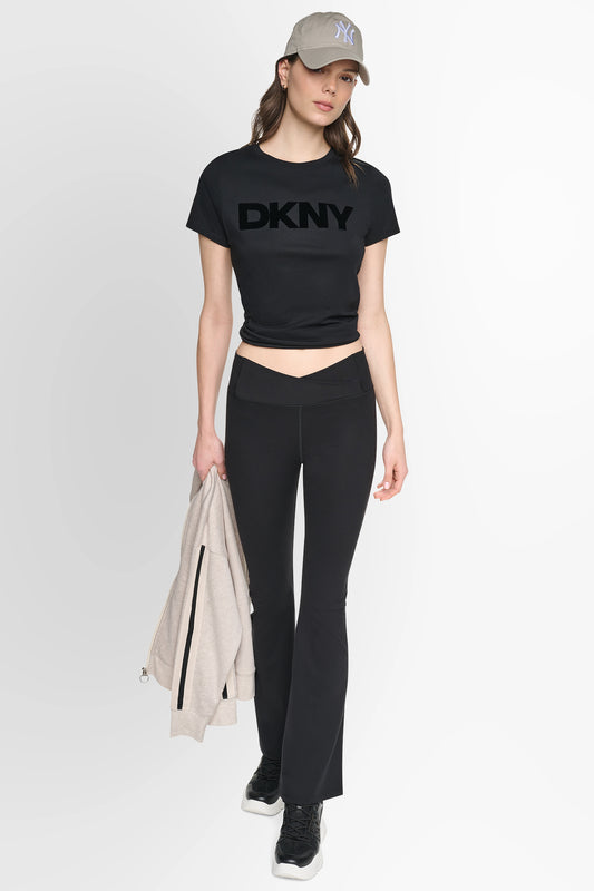 تيشيرت DKNY بشعار بملمس مخملي