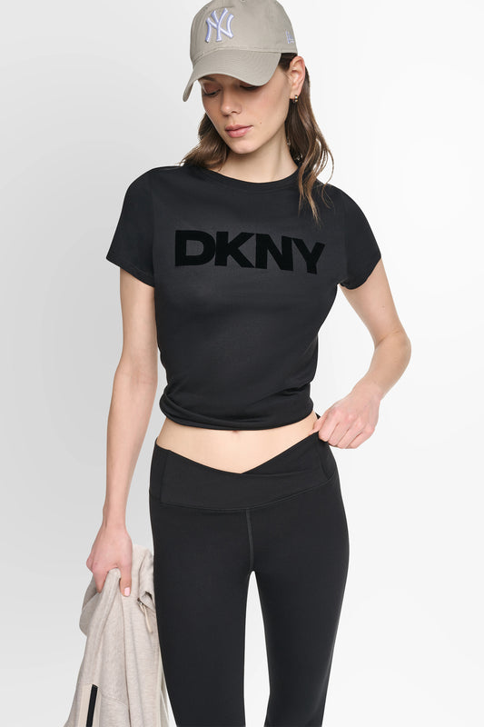 تيشيرت DKNY بشعار بملمس مخملي
