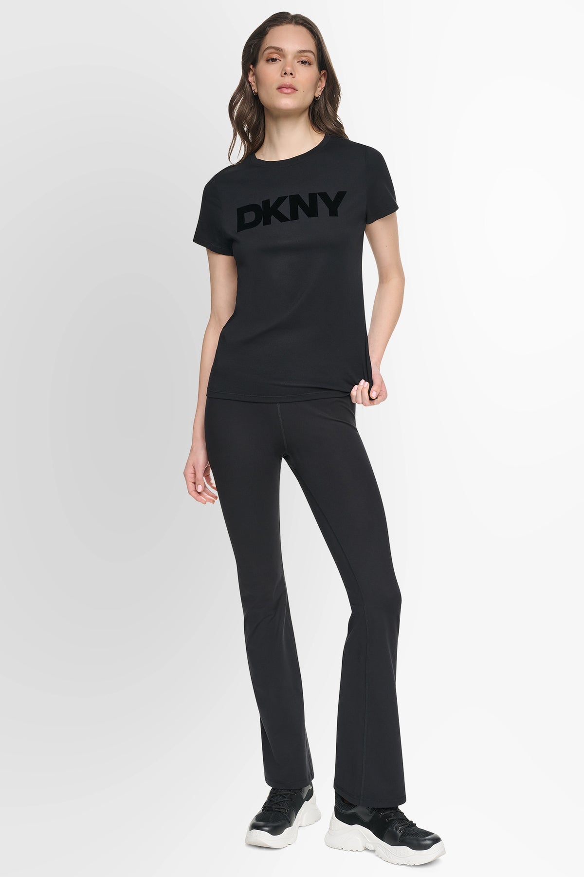 تيشيرت DKNY بشعار بملمس مخملي