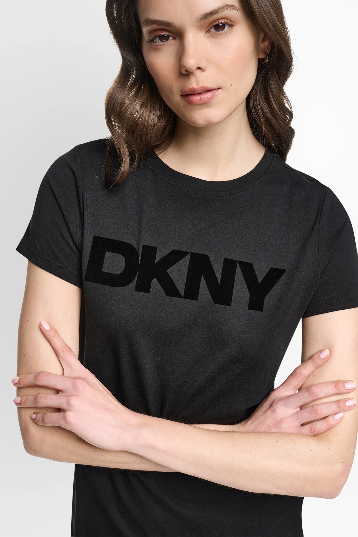 تيشيرت DKNY بشعار بملمس مخملي