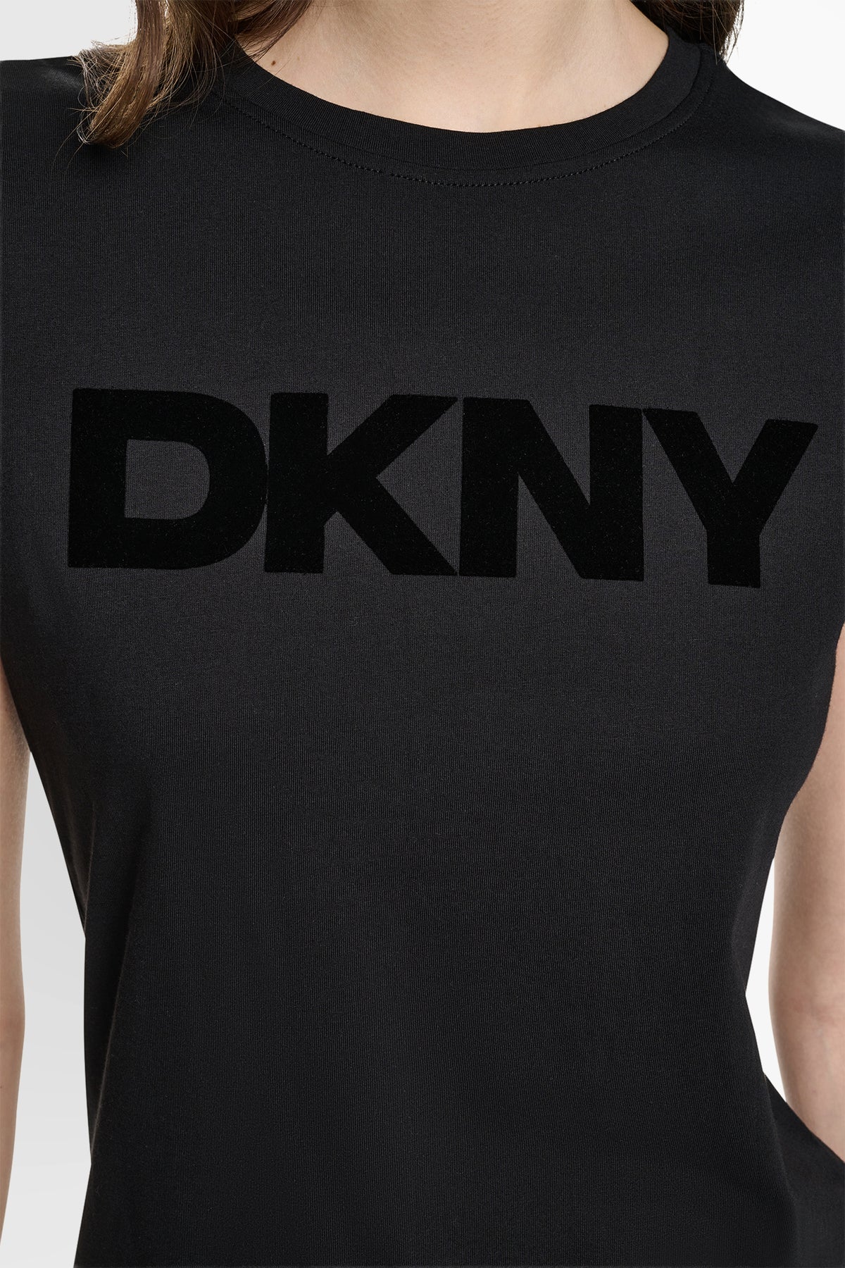 تيشيرت DKNY بشعار بملمس مخملي