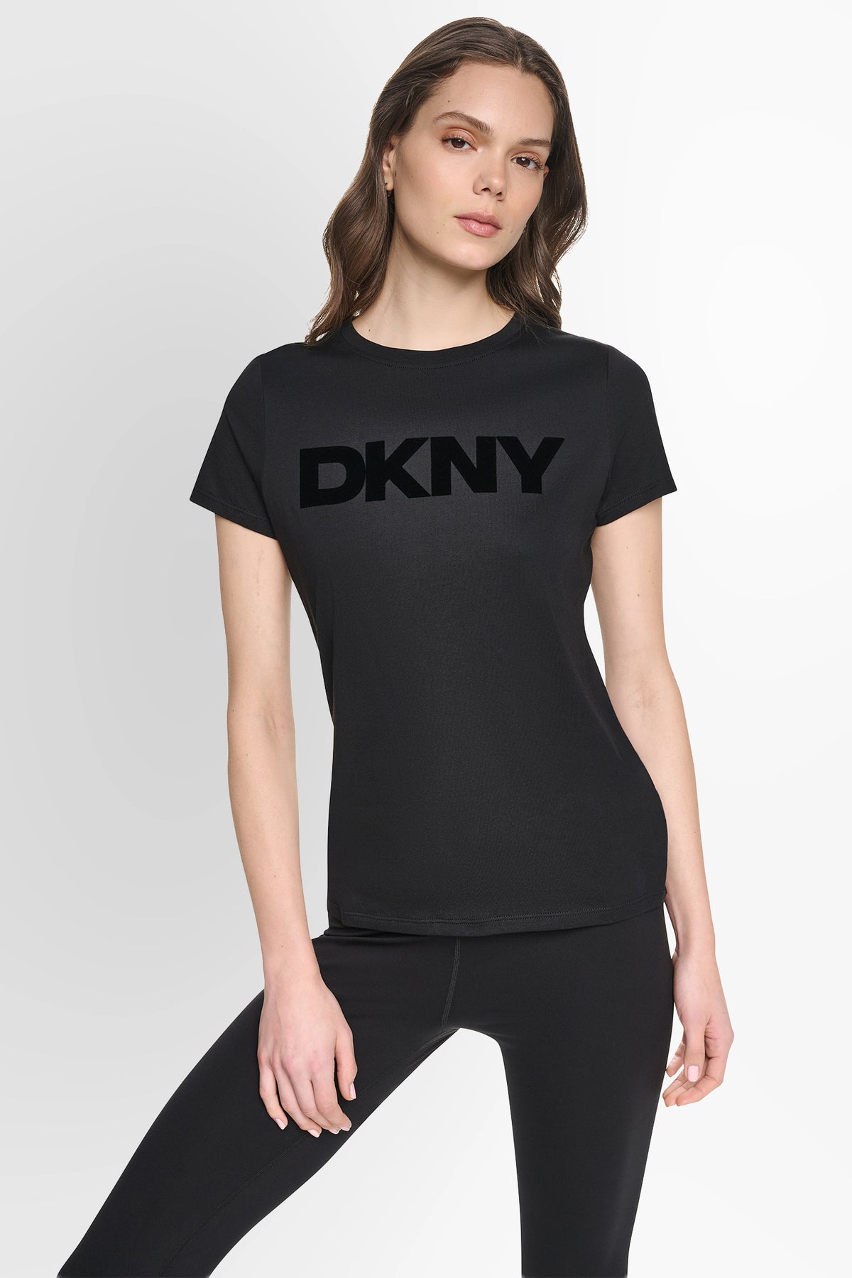 تيشيرت DKNY بشعار بملمس مخملي