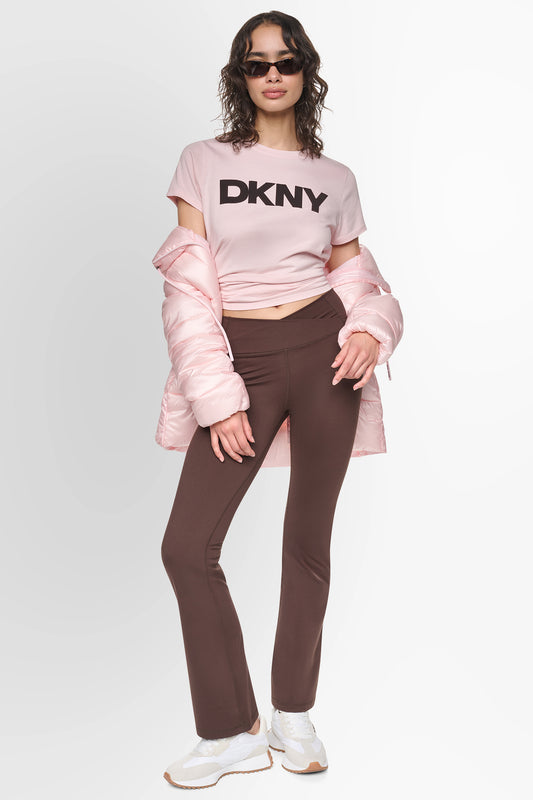 تيشيرت DKNY بشعار بملمس مخملي