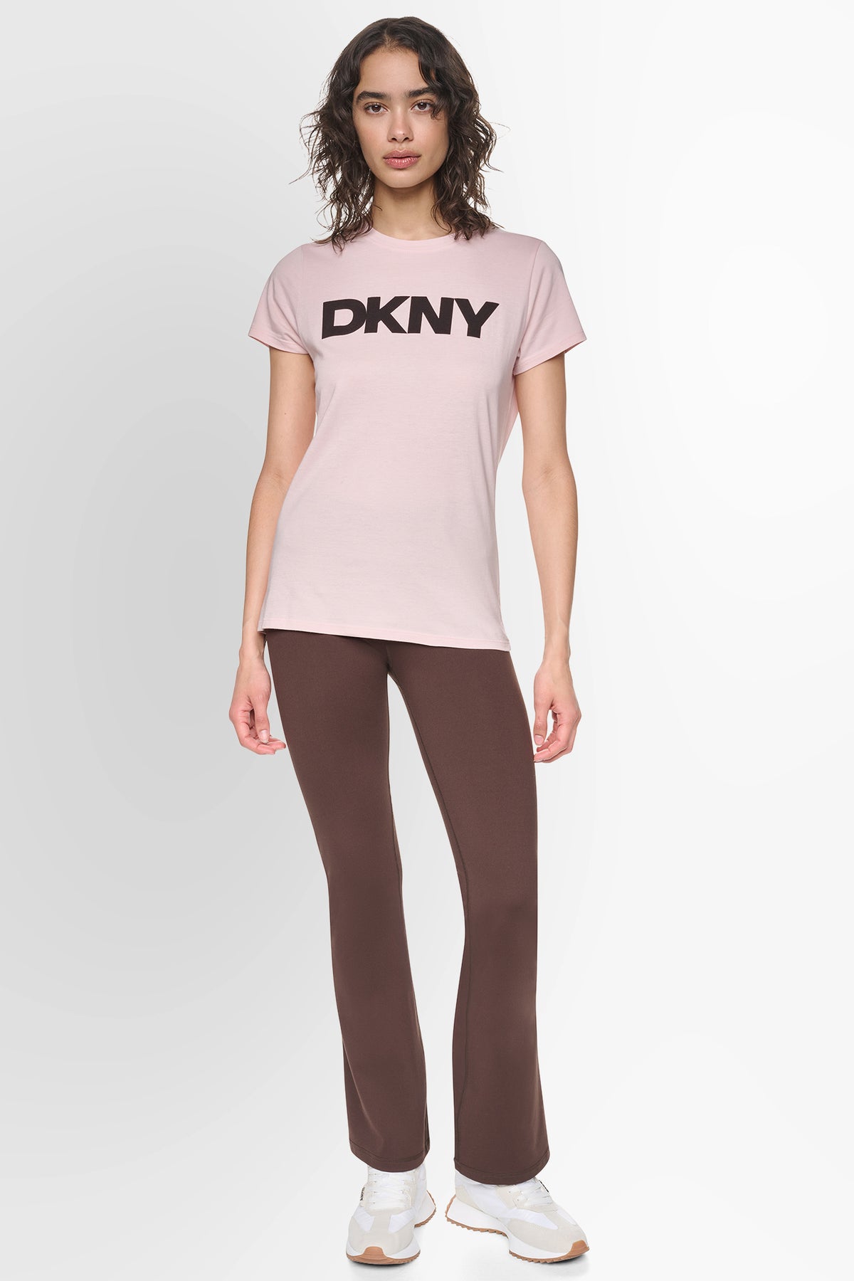 تيشيرت DKNY بشعار بملمس مخملي