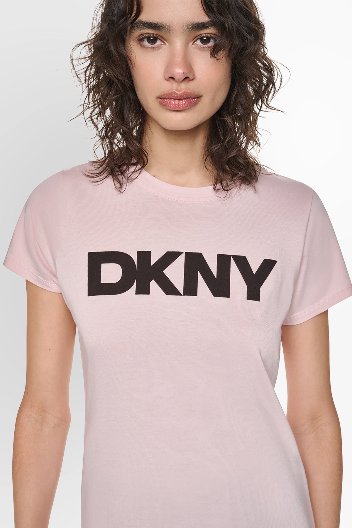 تيشيرت DKNY بشعار بملمس مخملي