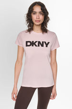 تيشيرت DKNY بشعار بملمس مخملي