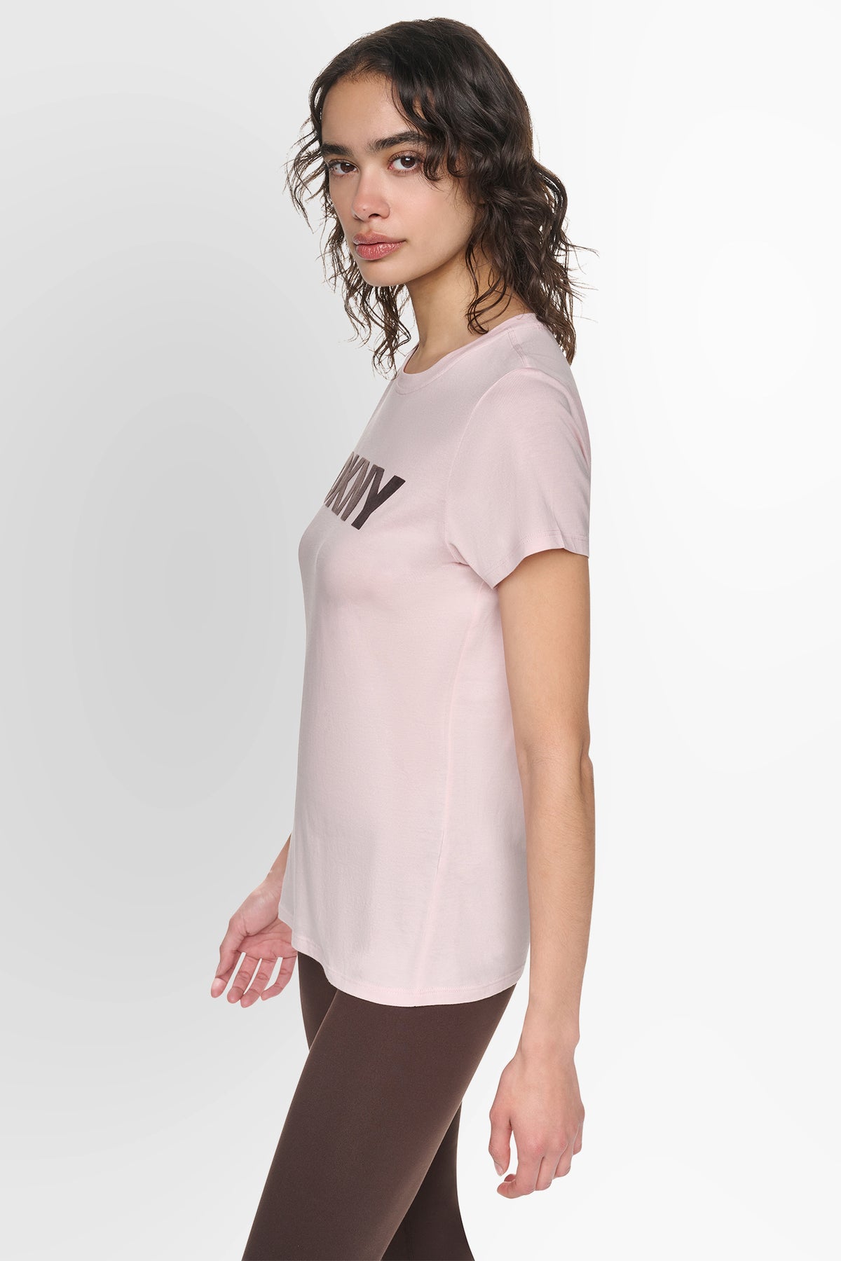 تيشيرت DKNY بشعار بملمس مخملي