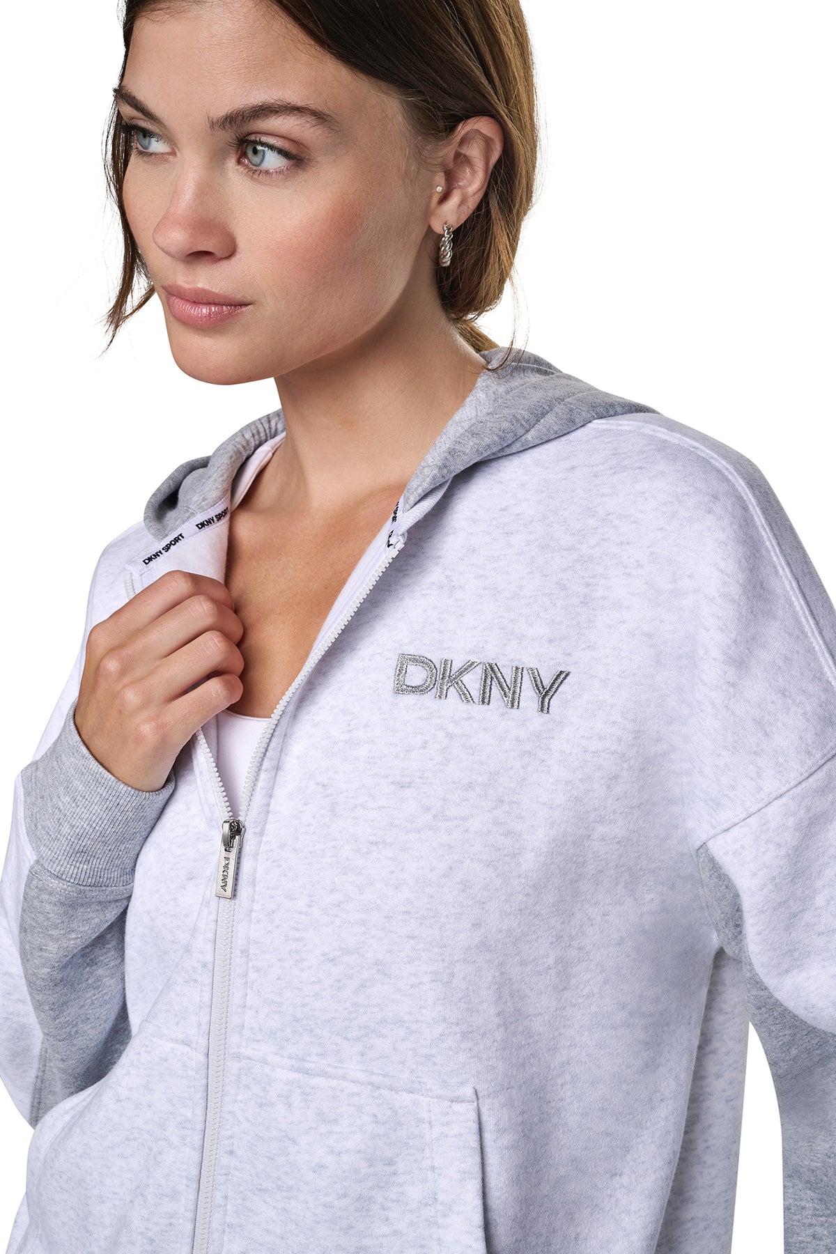  تيشيرت DKNY المطرز بلمسة معدنية