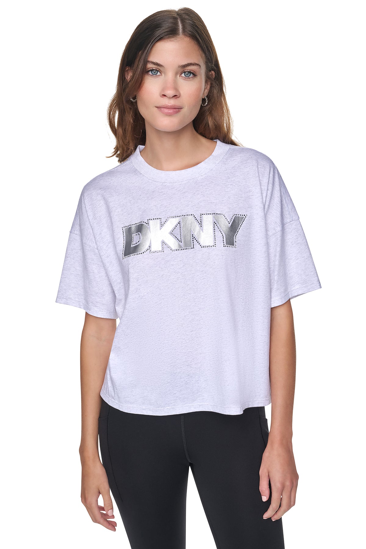 تيشيرت DKNY بشعار من رقائق معدنية بتأثير مهترئ