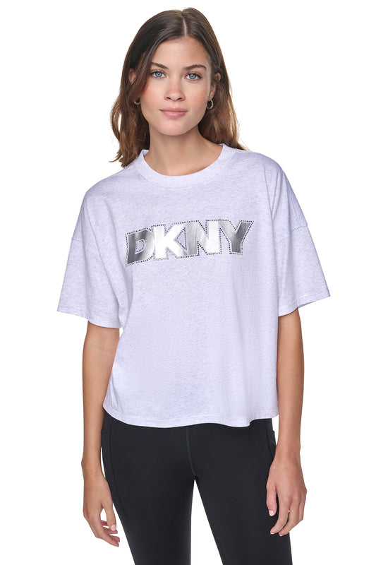 تيشيرت DKNY بشعار من رقائق معدنية بتأثير مهترئ