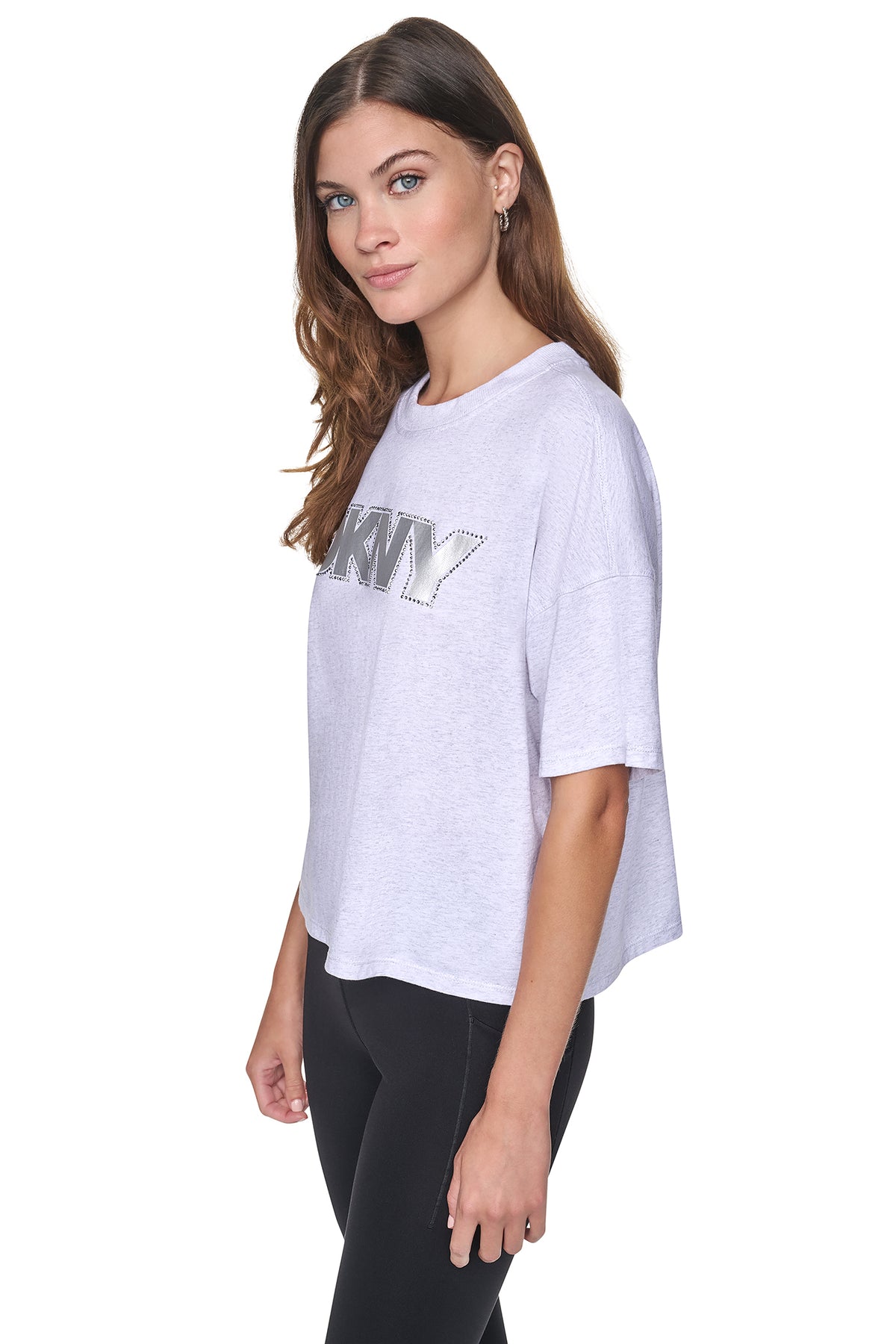 تيشيرت DKNY بشعار من رقائق معدنية بتأثير مهترئ