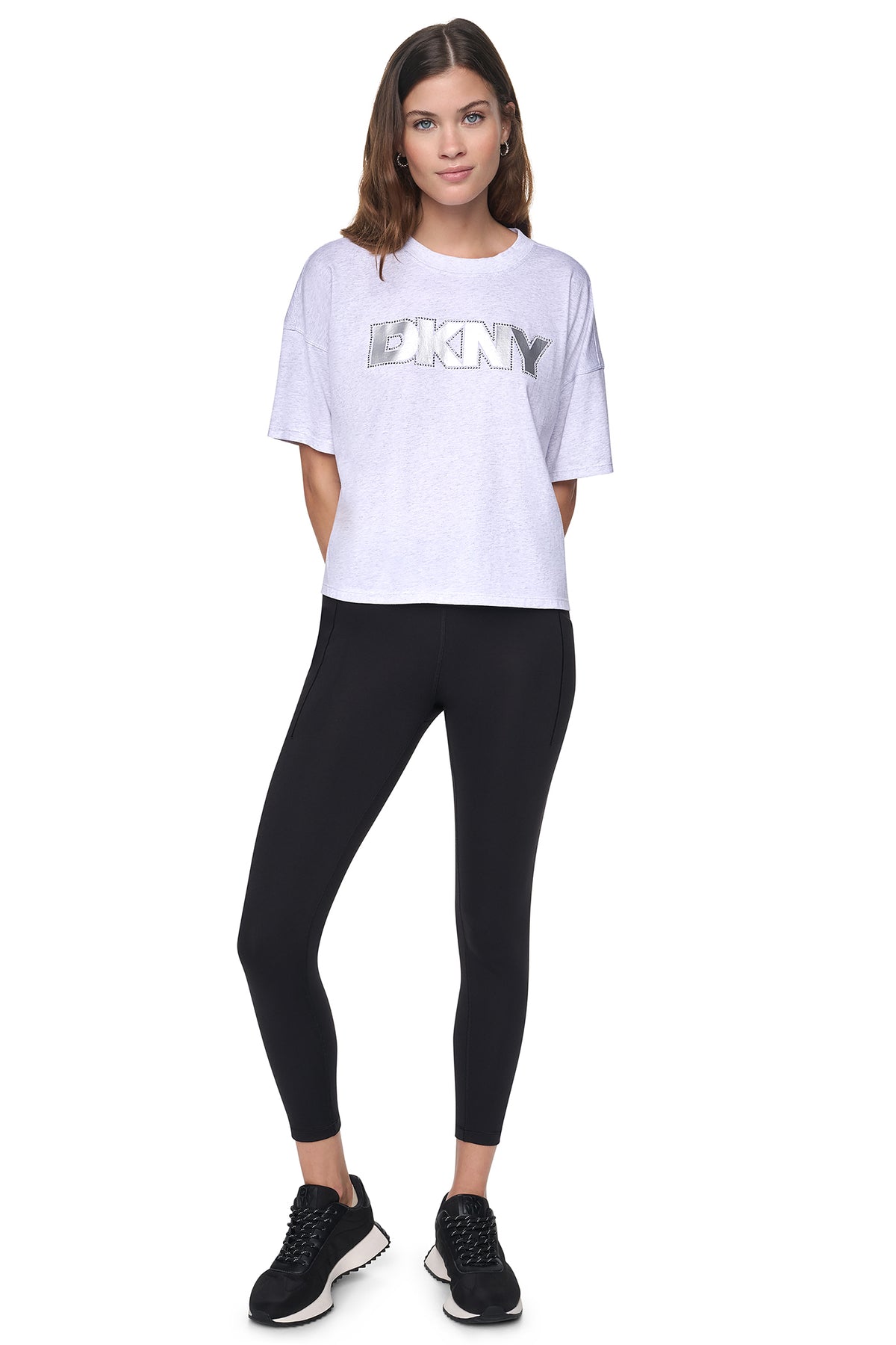 تيشيرت DKNY بشعار من رقائق معدنية بتأثير مهترئ