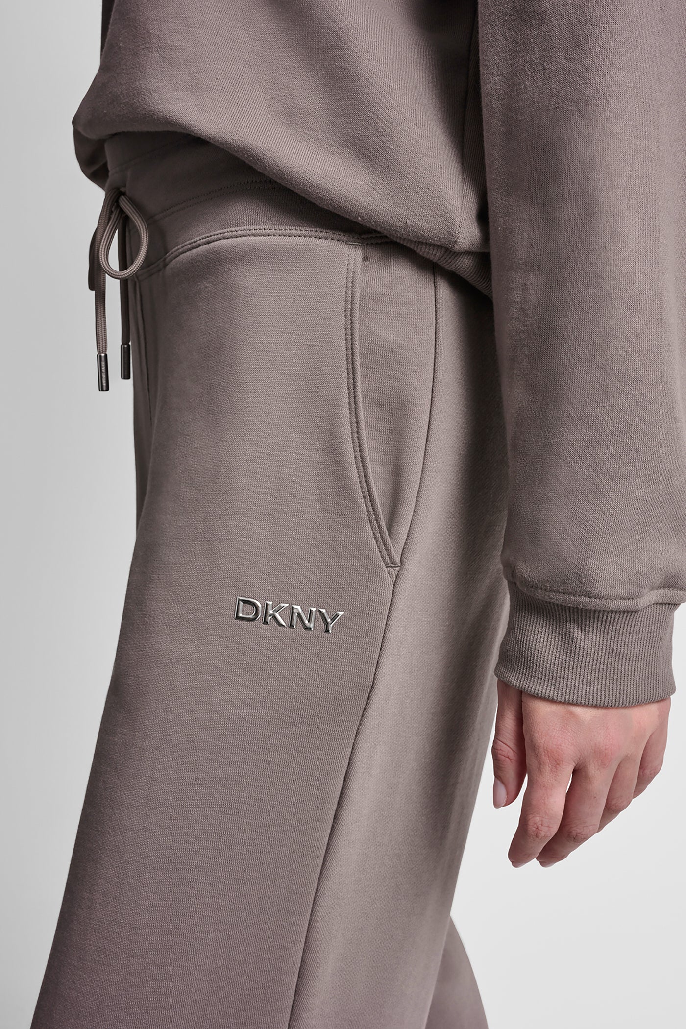 بنطال بخصر مرتفع بشعار بارز بلمسة معدنية