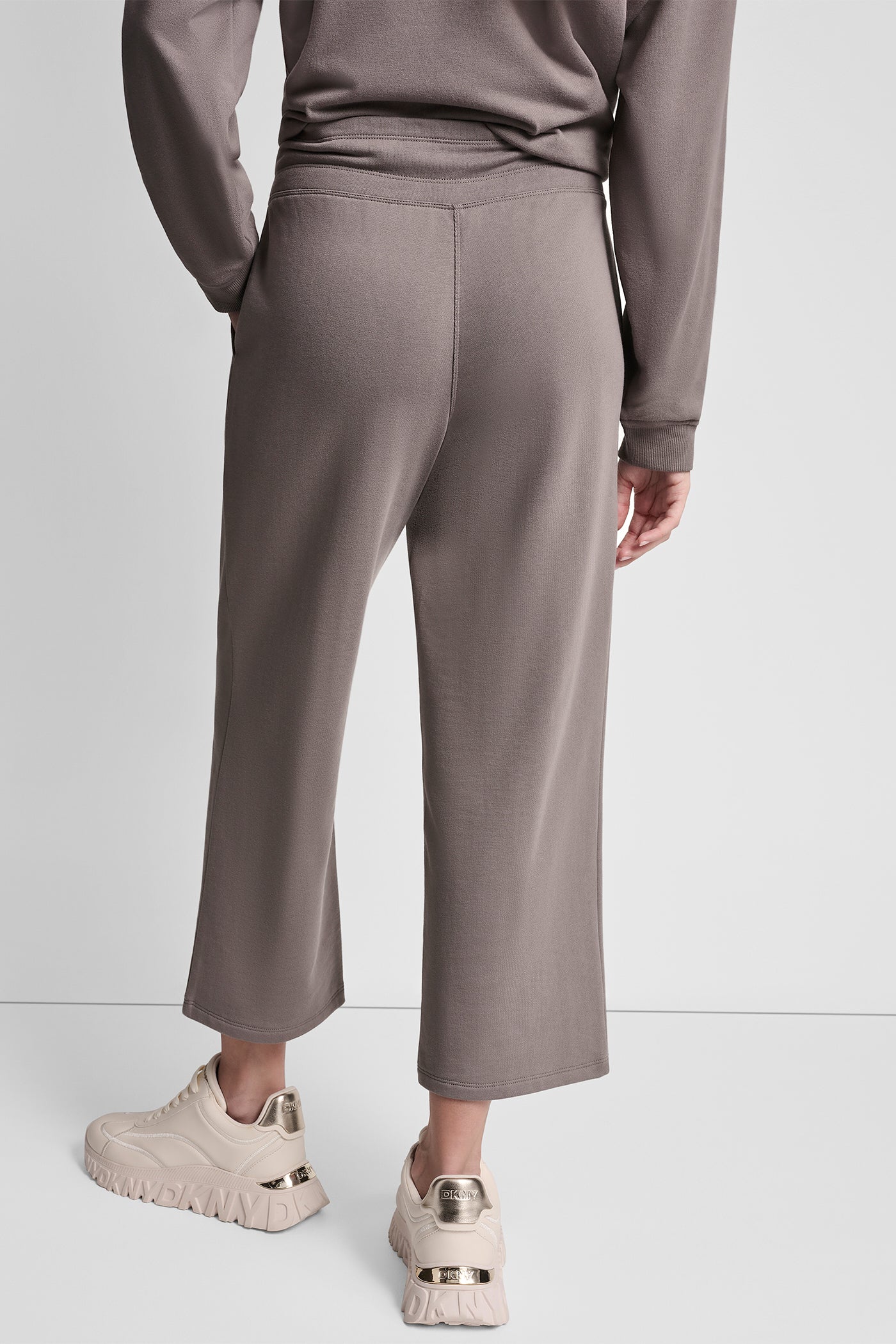 بنطال بخصر مرتفع بشعار بارز بلمسة معدنية