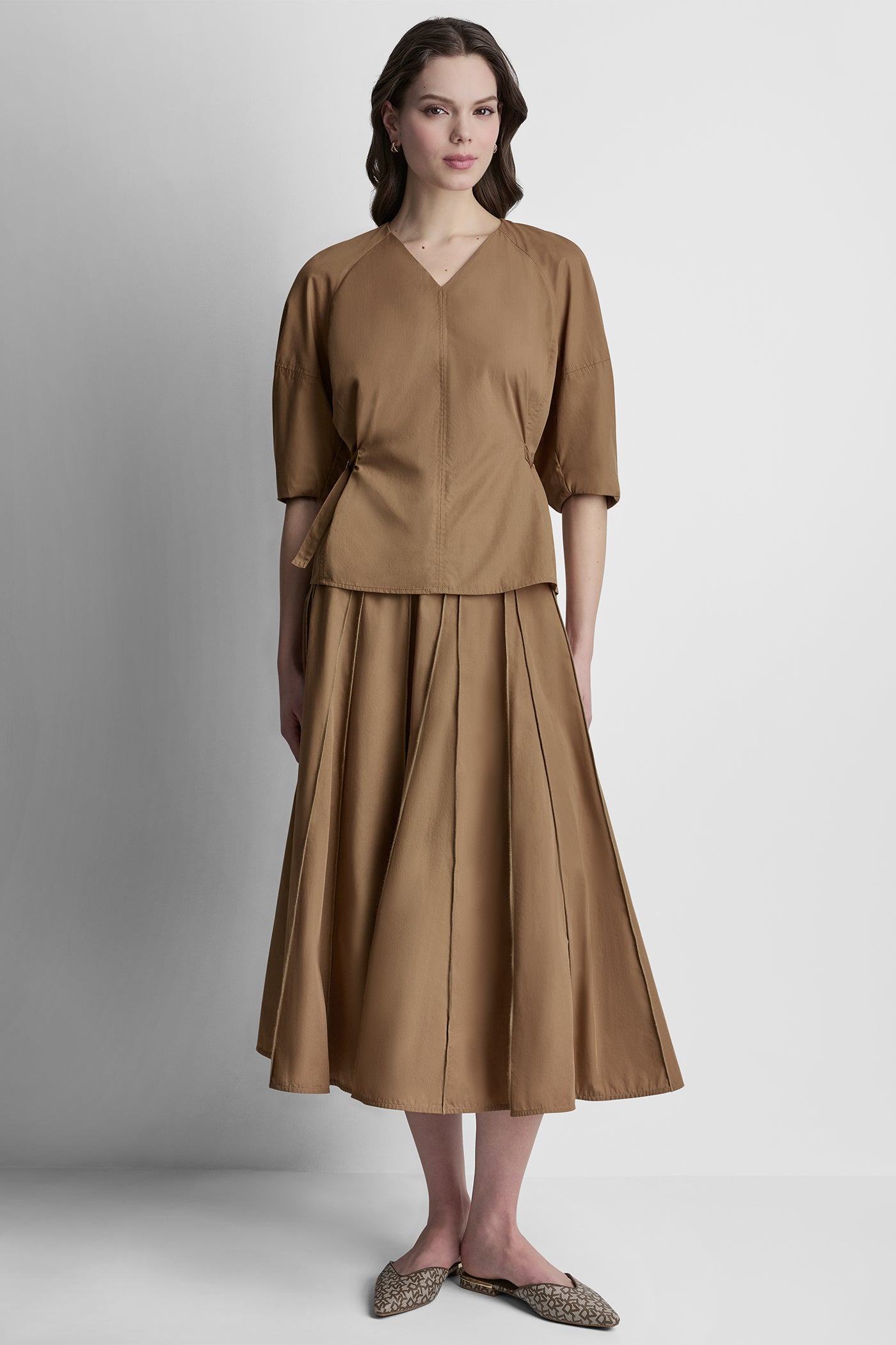 بلوزة بأكمام منفوخة بطول 3/4 بفتحة رقبة V