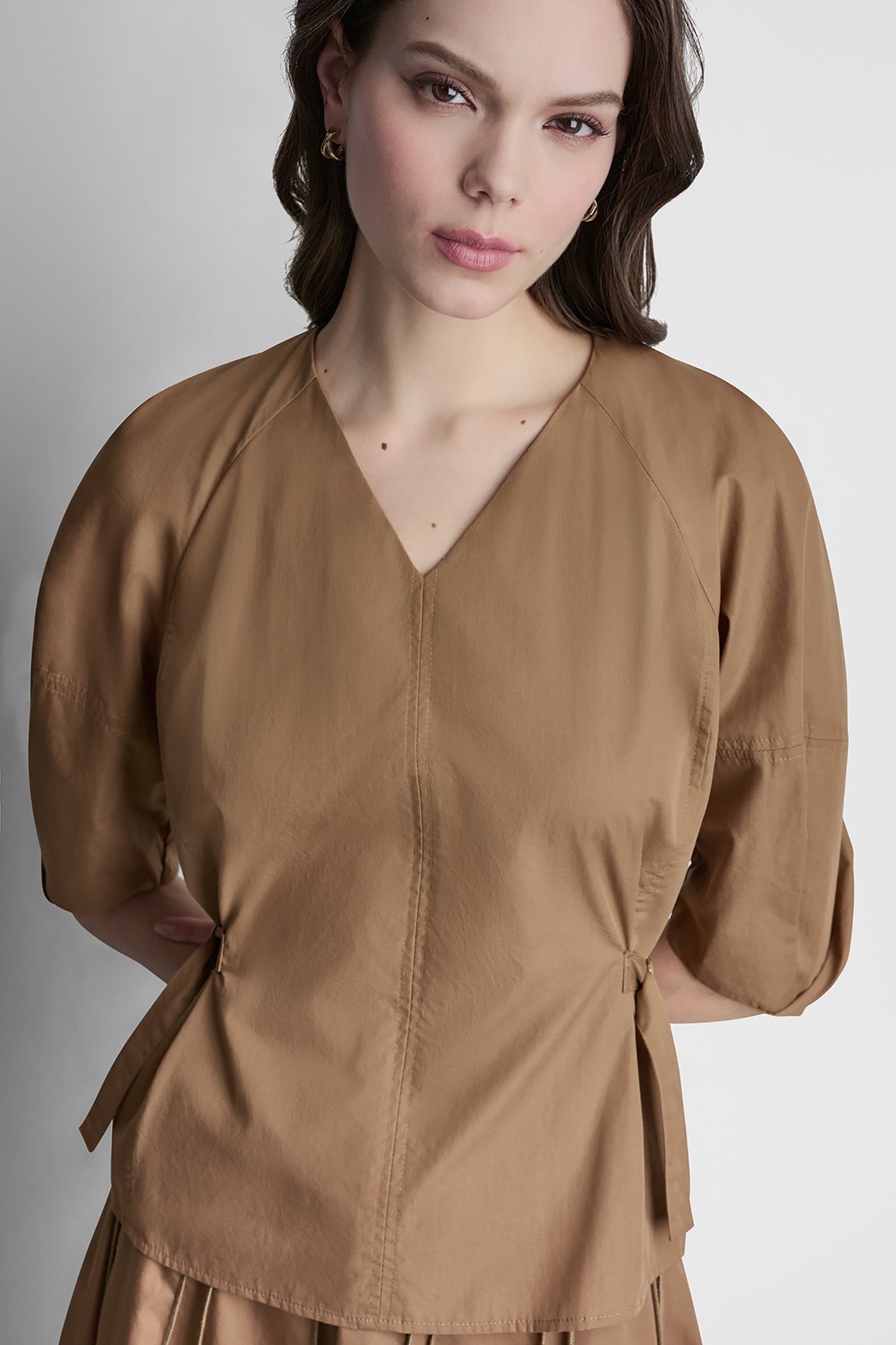 بلوزة بأكمام منفوخة بطول 3/4 بفتحة رقبة V