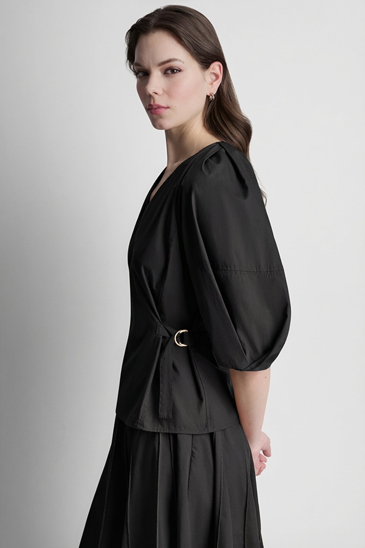 بلوزة بأكمام منفوخة بطول 3/4 بفتحة رقبة V