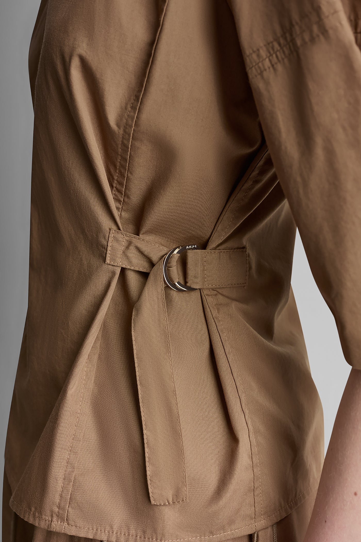 بلوزة بأكمام منفوخة بطول 3/4 بفتحة رقبة V