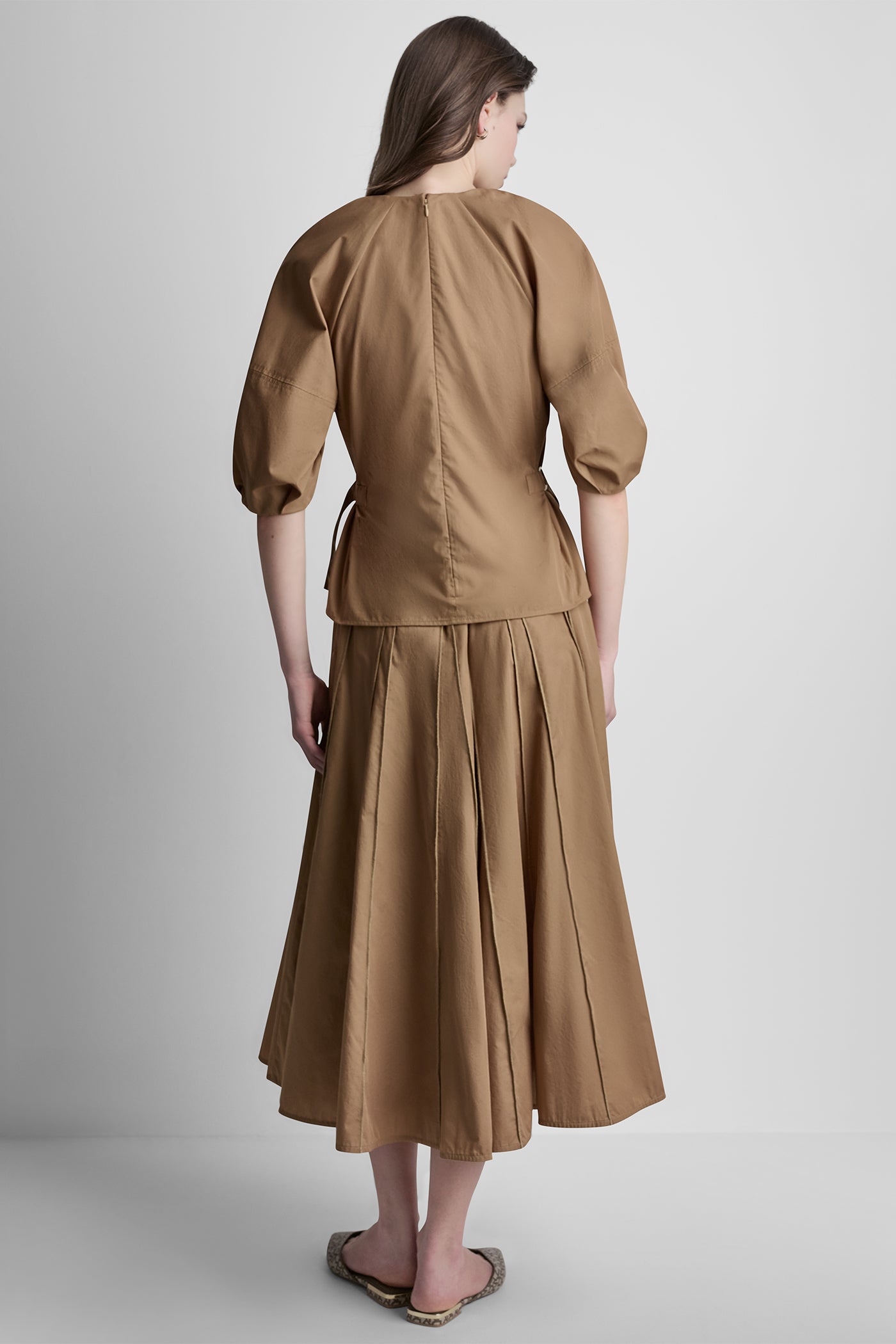 تنورة متوسطة الطول بكسرات وتفاصيل مُحاكة