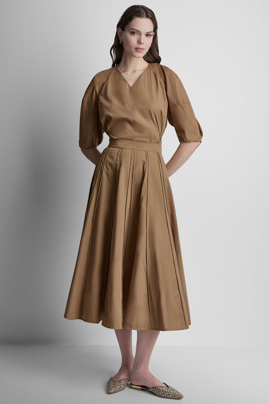 تنورة متوسطة الطول بكسرات وتفاصيل مُحاكة